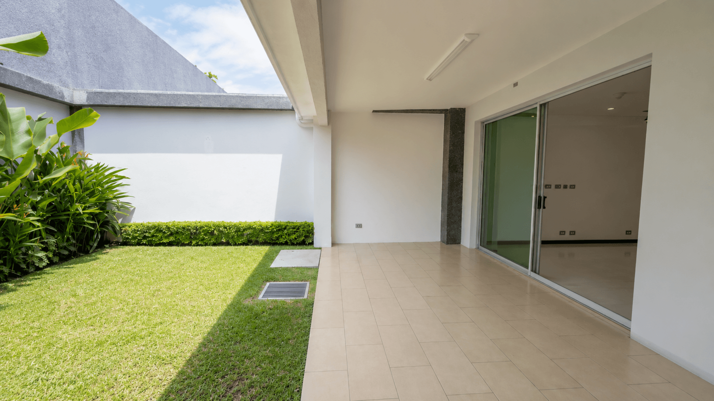 Modern Home for Rent in Santa Ana – 3 Bedrooms with Terrace and Spacious Living Areas