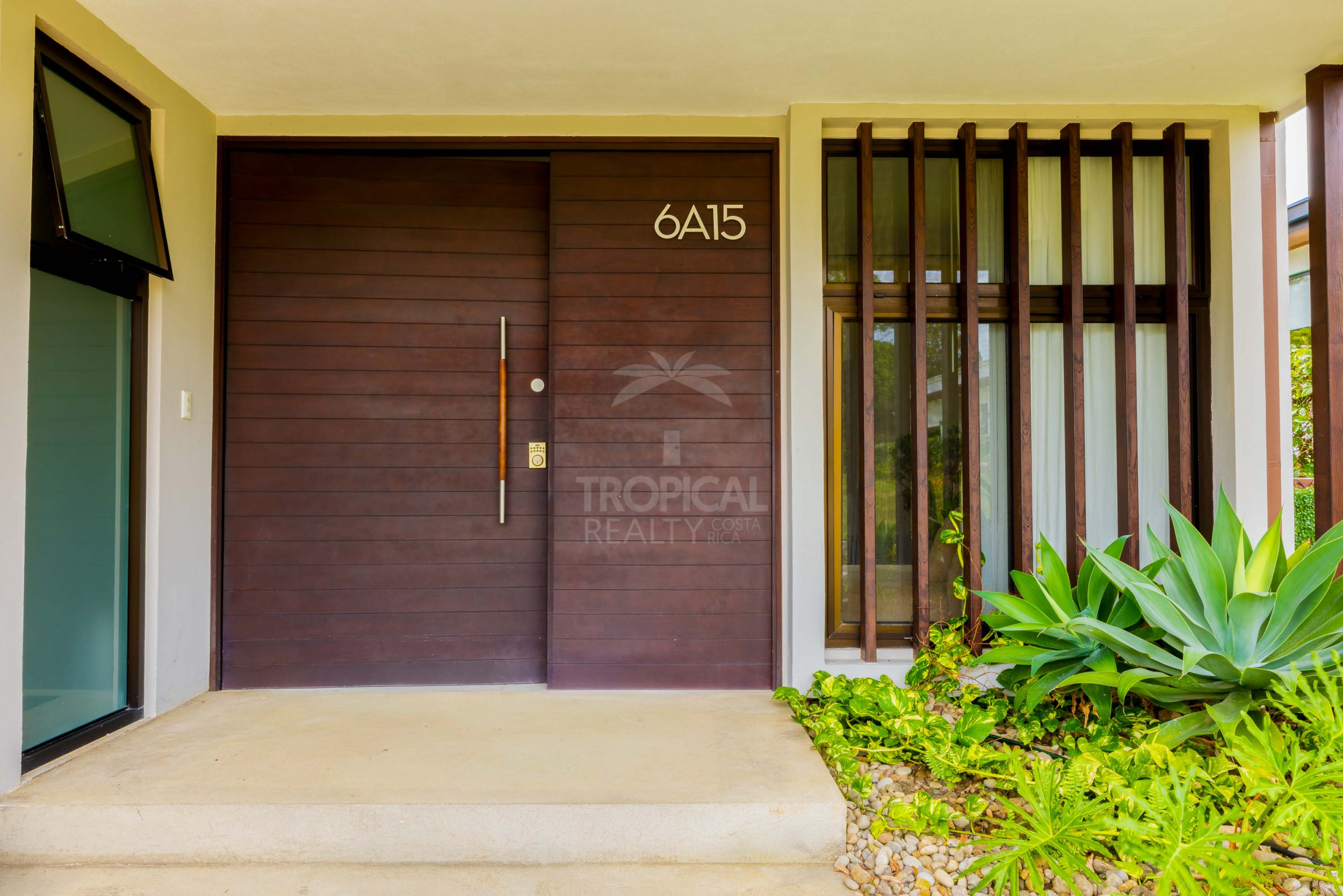 Luxury Residence for Sale in Hacienda Los Reyes – Contemporary Design, Guest Apartment & Exclusive Lifestyle