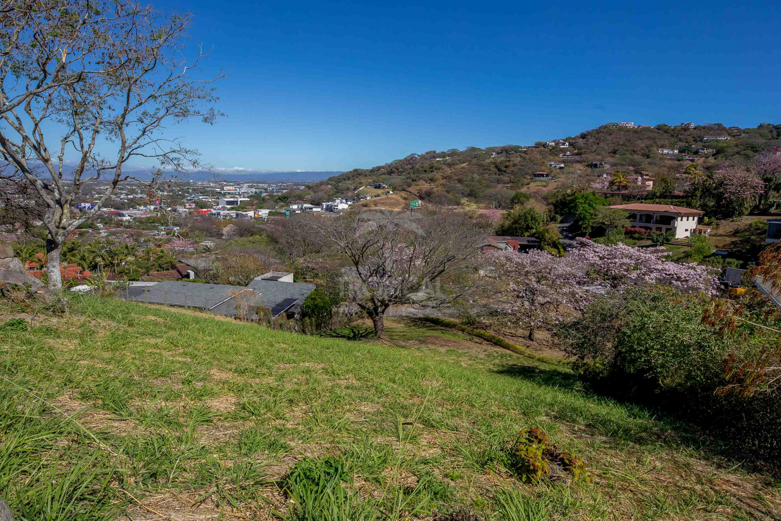 Premium Lot for Sale in Valle Escondido, Santa Ana – 1,071 m² with Sunset Views