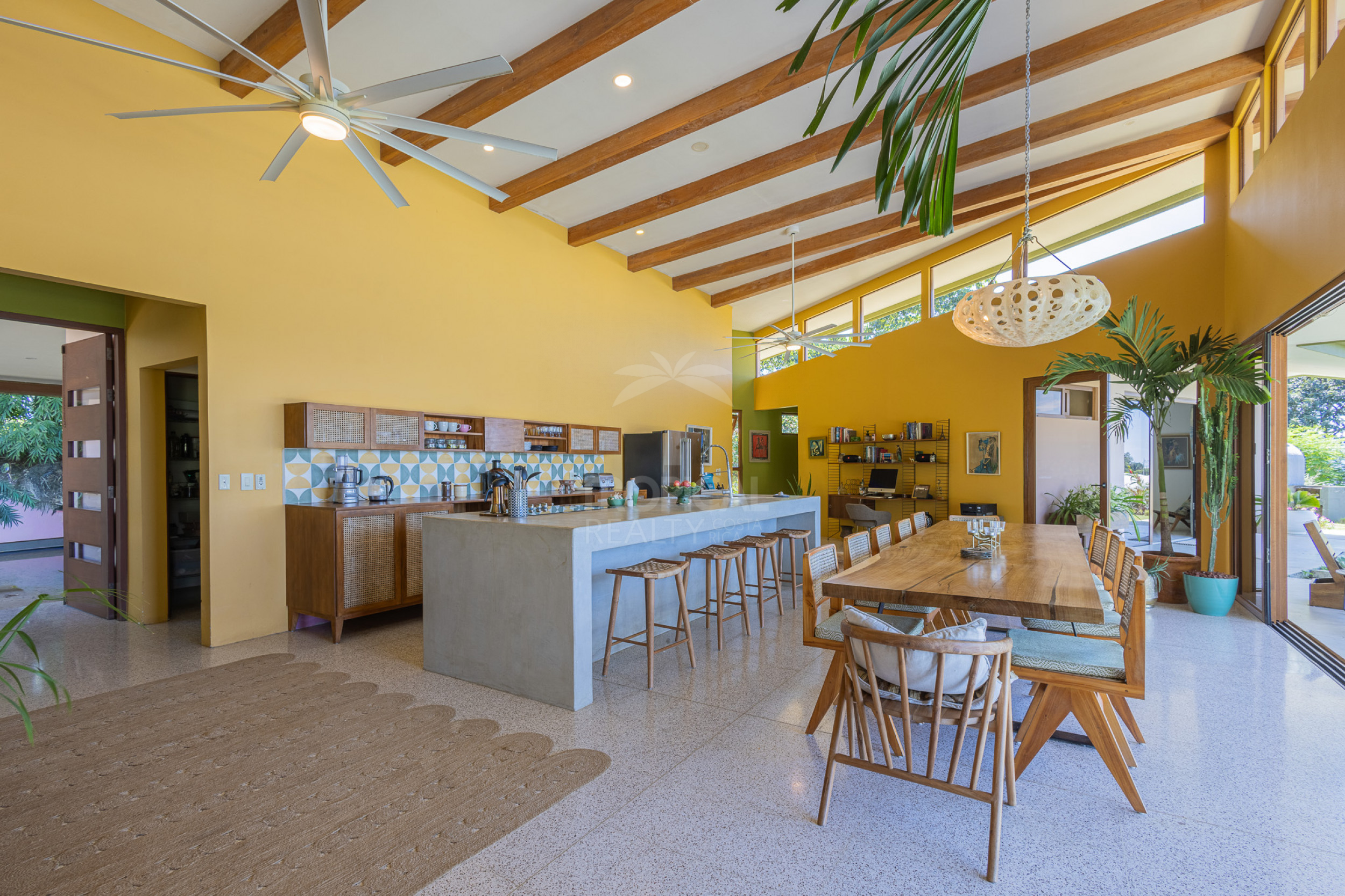 Villa de lujo con vista al mar en condominio cerrado – 3 habitaciones / 3.5 baños, piscina y lote de 5.000 m²