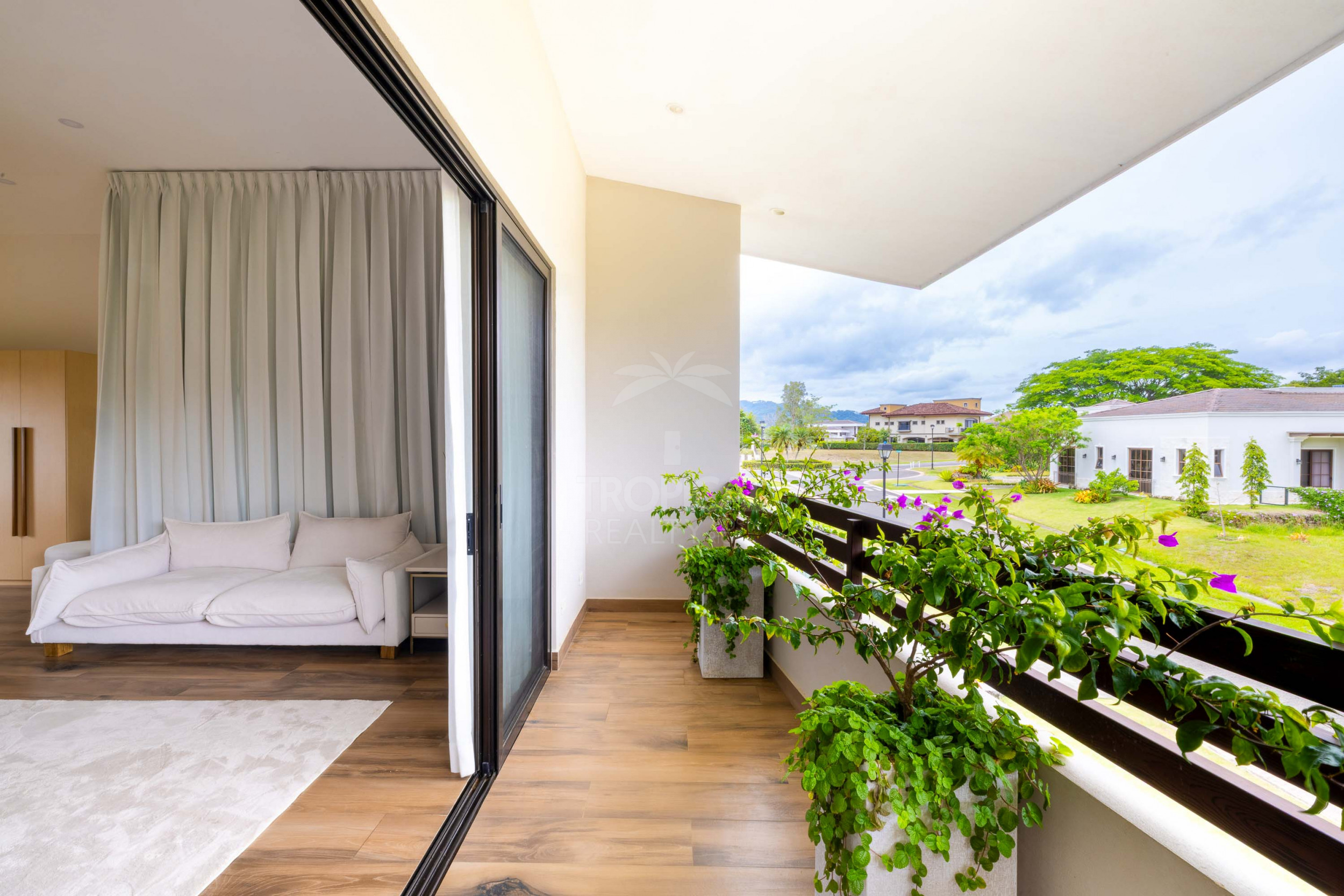 Luxury Residence for Sale in Hacienda Los Reyes – Contemporary Design, Guest Apartment & Exclusive Lifestyle