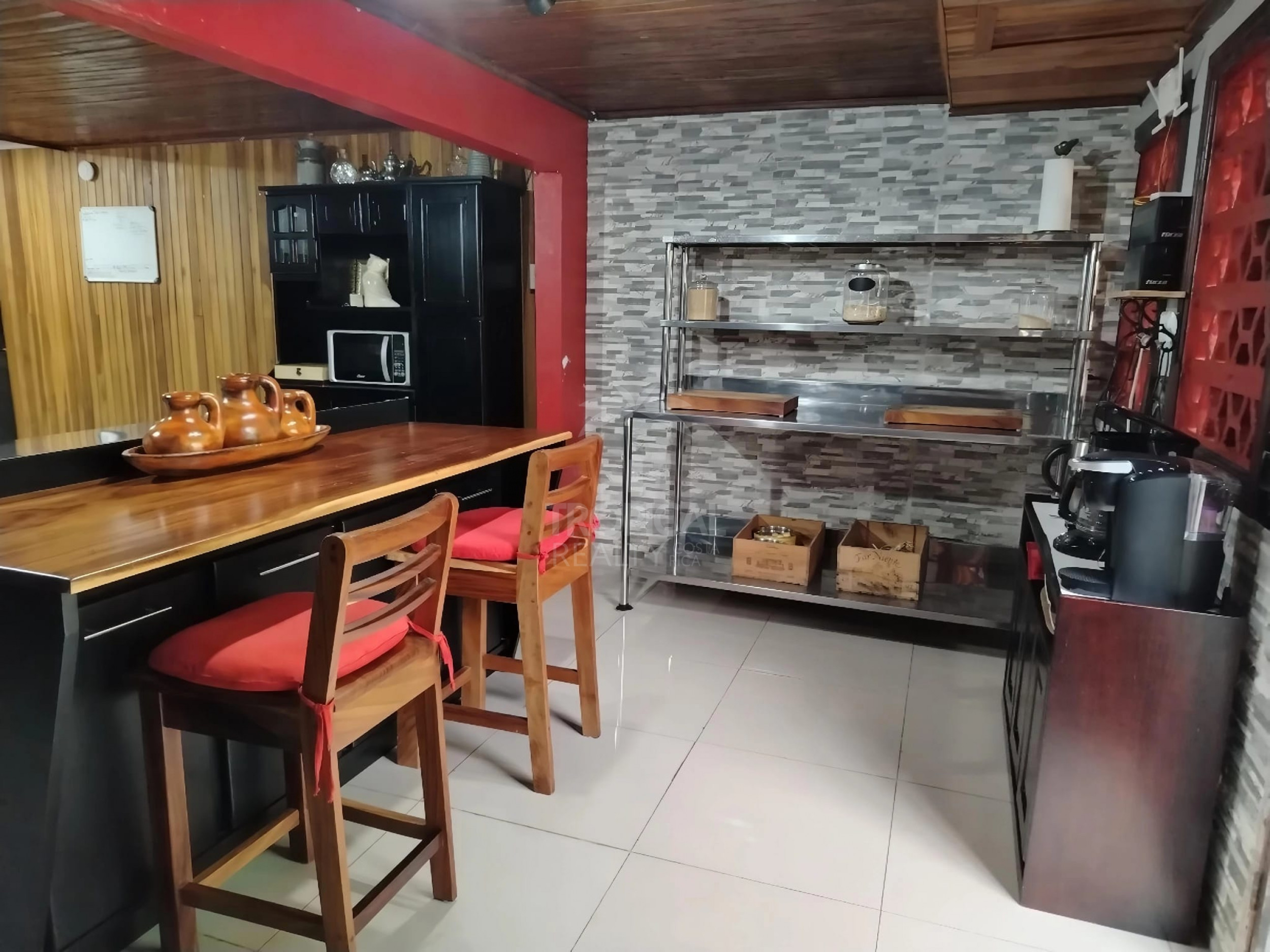 Property 2 homes, Mountain Views in San Isidro, Alajuela – Ideal Income/Hospitality or Vacation Home