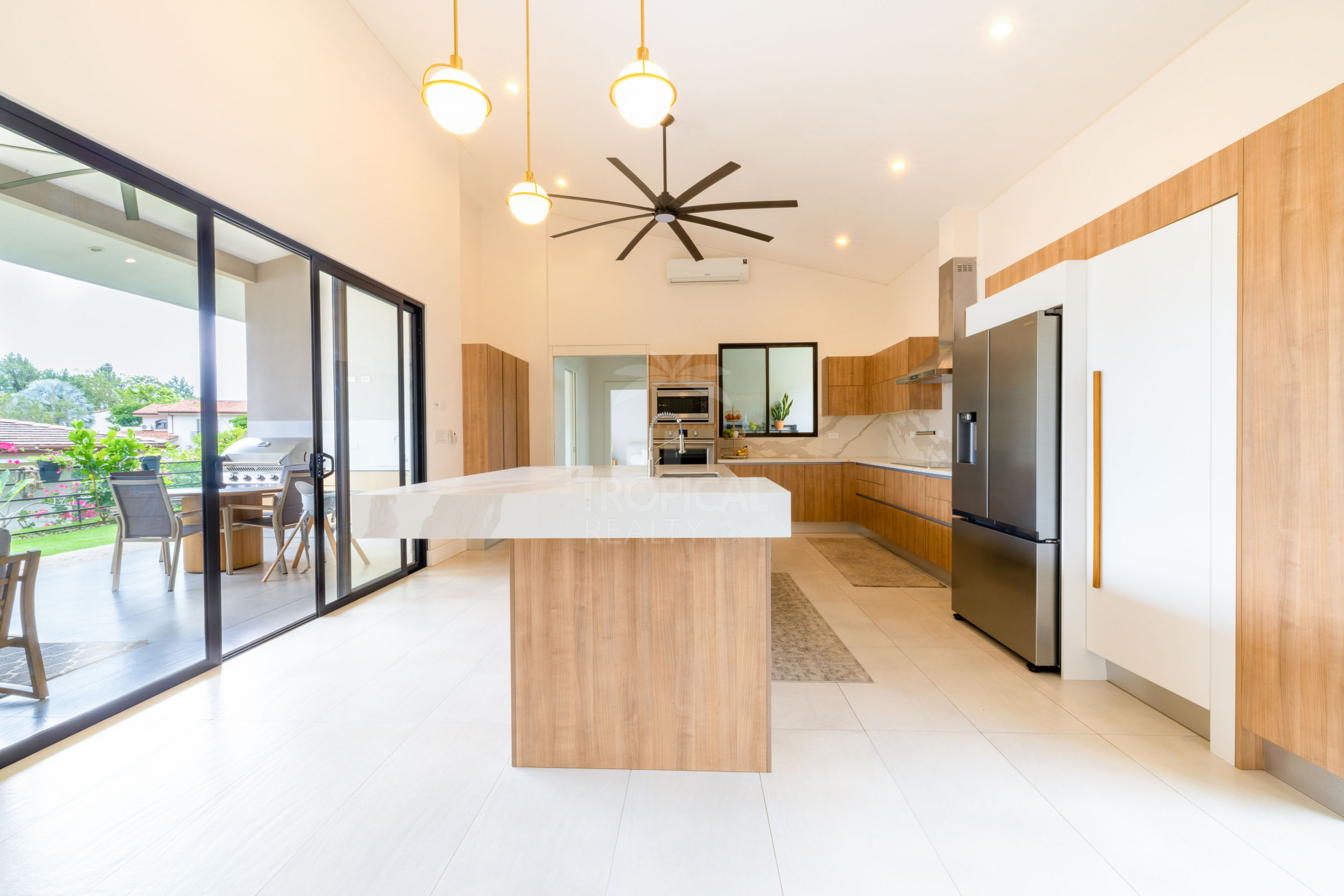 Luxury Residence for Sale in Hacienda Los Reyes – Contemporary Design, Guest Apartment & Exclusive Lifestyle
