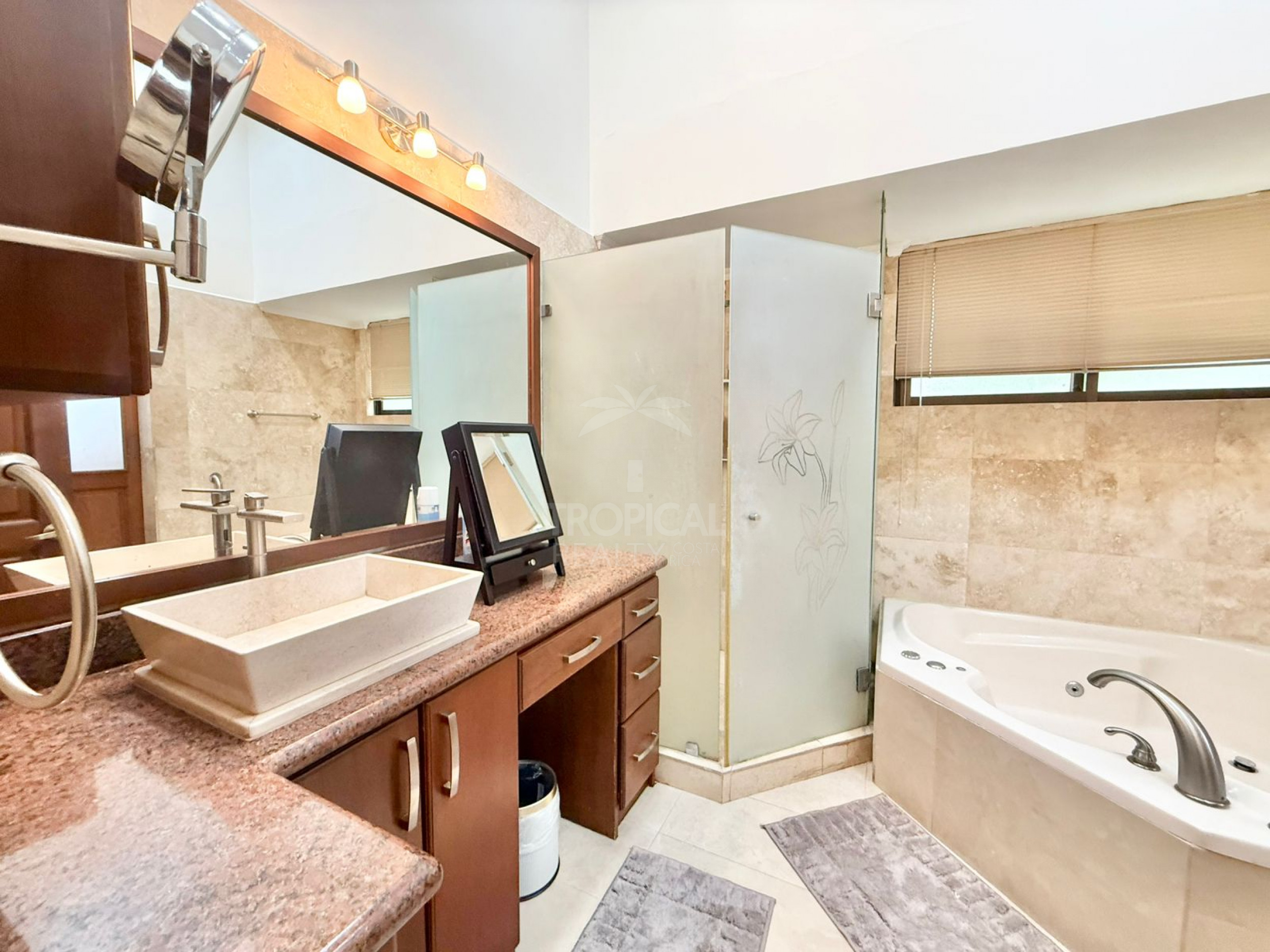 Luxury One-Story Home in Gated Community Near Multiplaza – 4 Bedrooms, Private Pool & 1,400 m² Lot