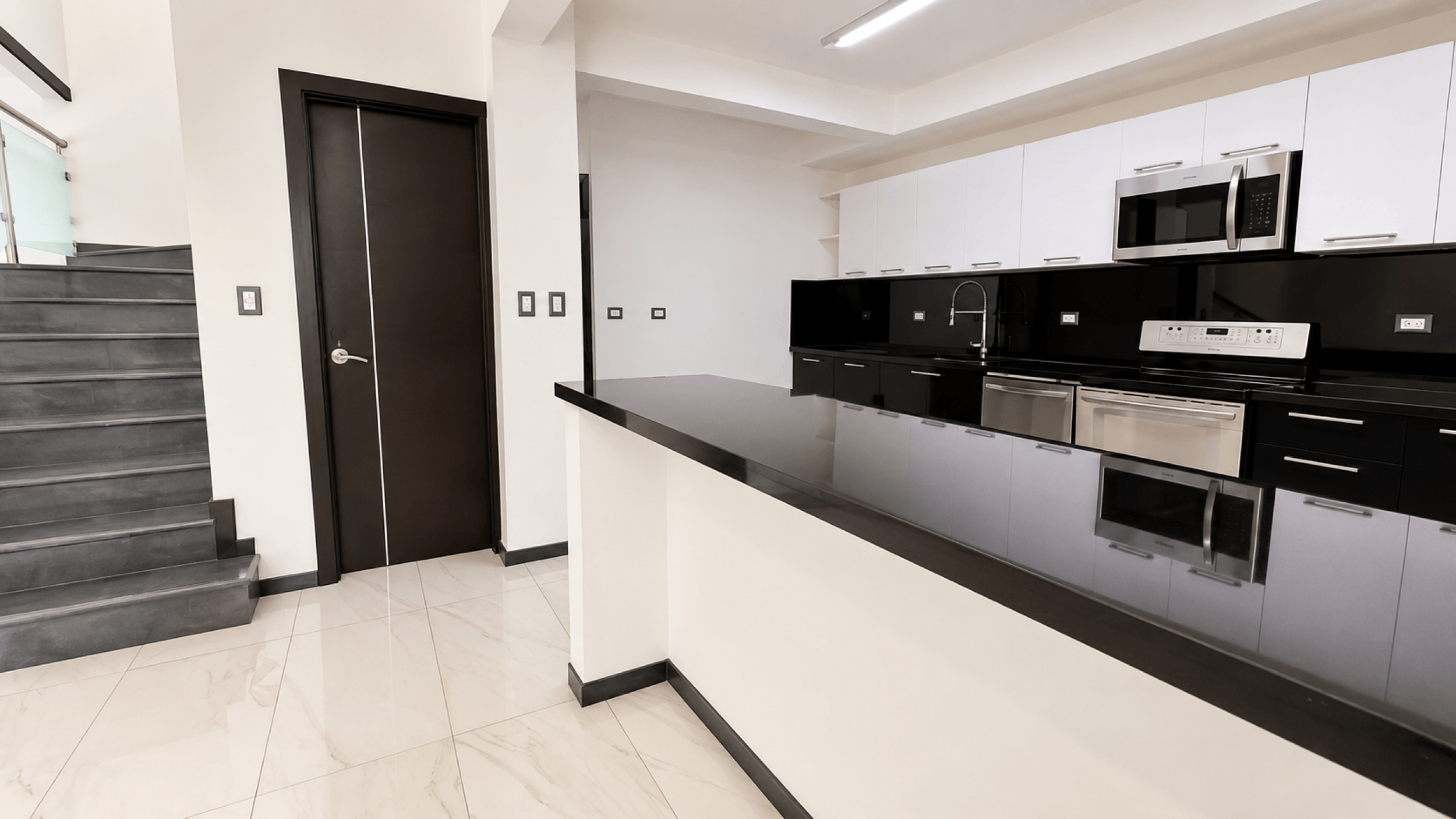 Modern Home for Rent in Santa Ana – 3 Bedrooms with Terrace and Spacious Living Areas