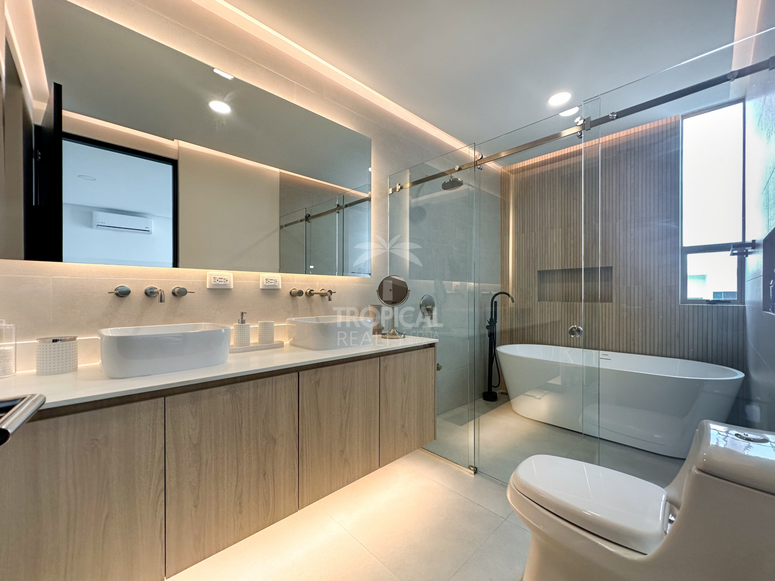 Discover your dream home in the prestigious Bonavista Condominium!