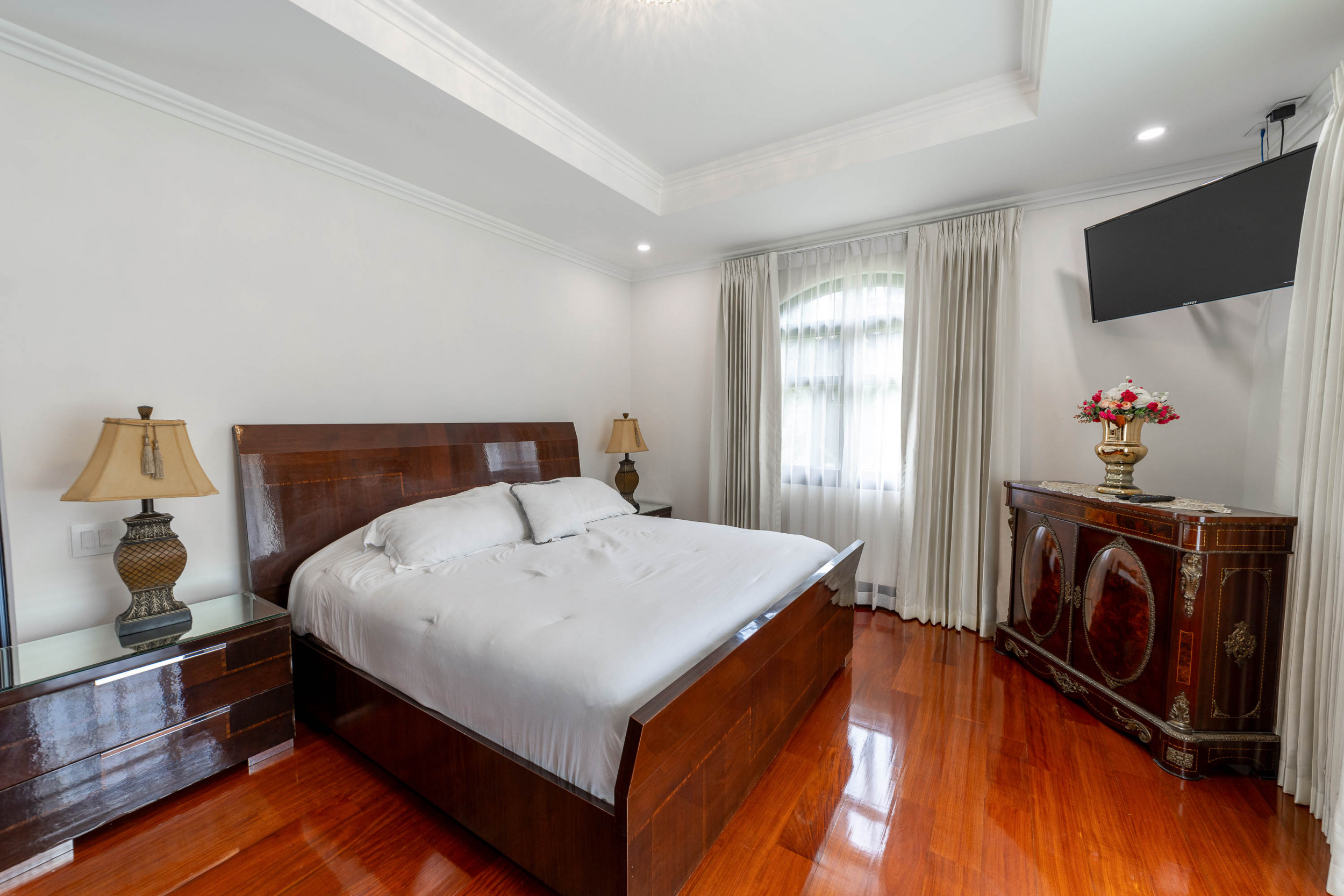 Monteran Luxury Estate: Exquisite 3-Bedroom Residence SOLD