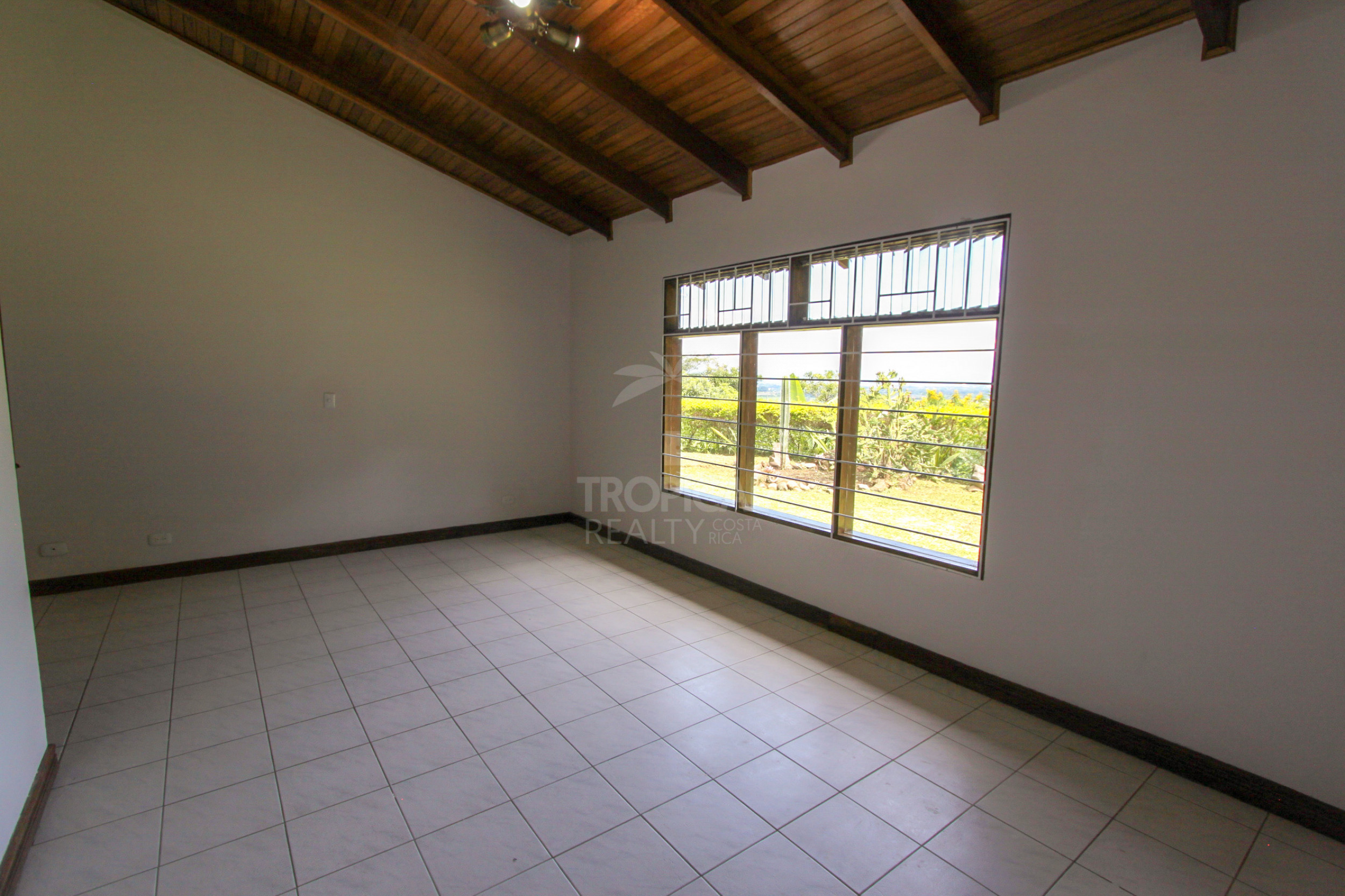 Single-Story Home for Sale – Santa Ana, Piedades | Expansive 2,650 m² Lot with Scenic Views and Development Potential