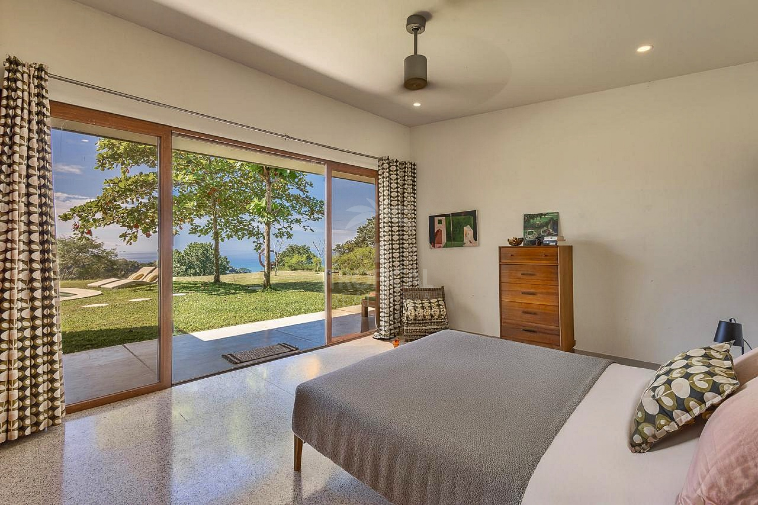 Villa de lujo con vista al mar en condominio cerrado – 3 habitaciones / 3.5 baños, piscina y lote de 5.000 m²