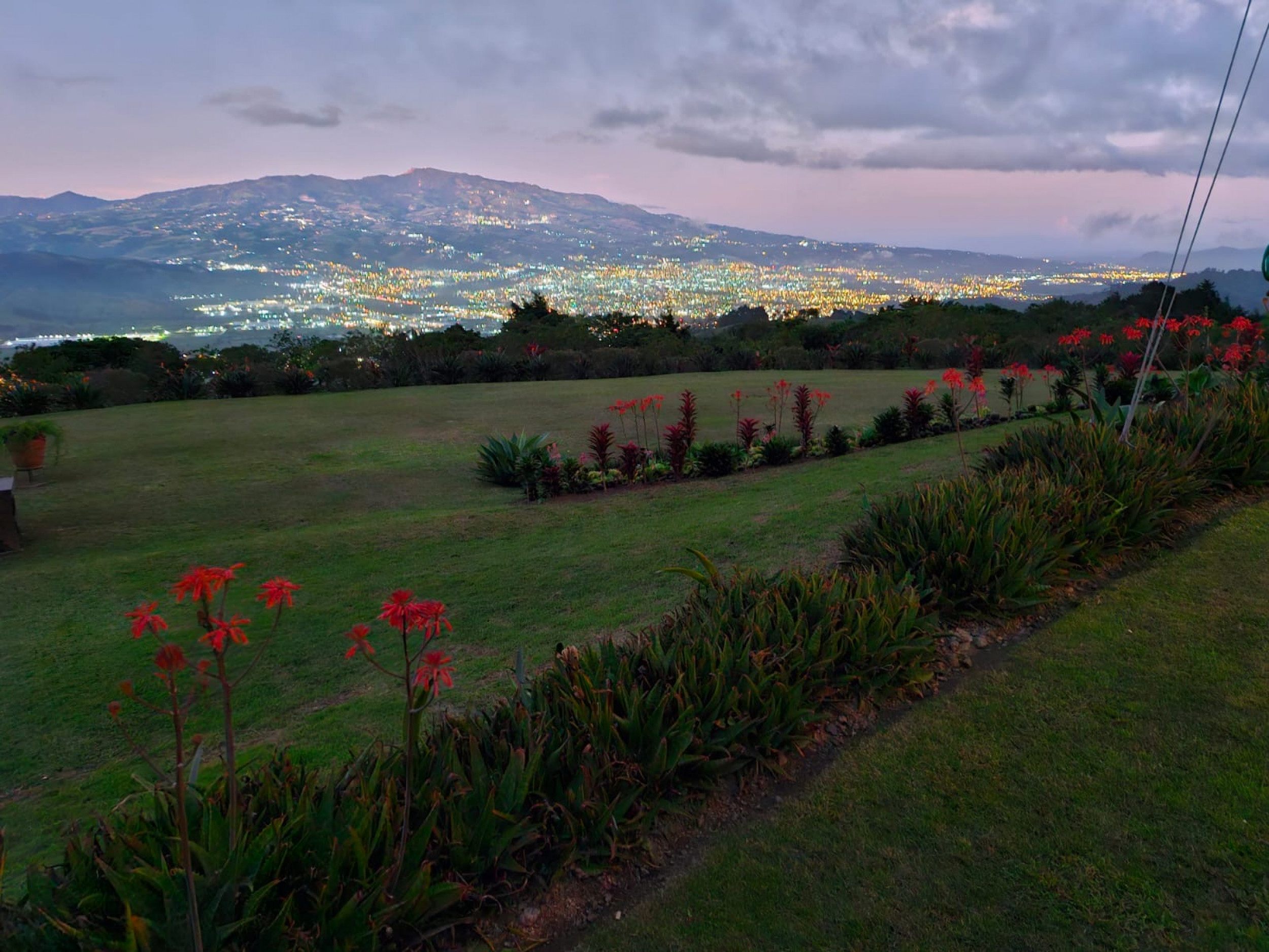 Charming Coffee Retreat Home with Stunning Views and Gourmet Coffee Plantations