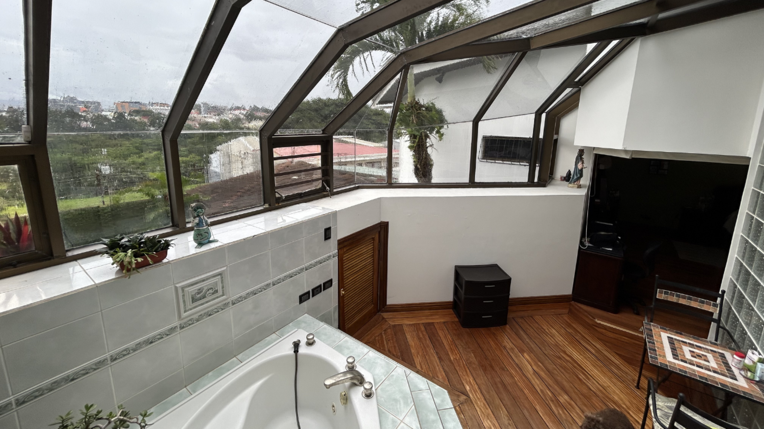 Home for Sale in Rohrmoser, Pavas – Spacious Layout & Private Terrace