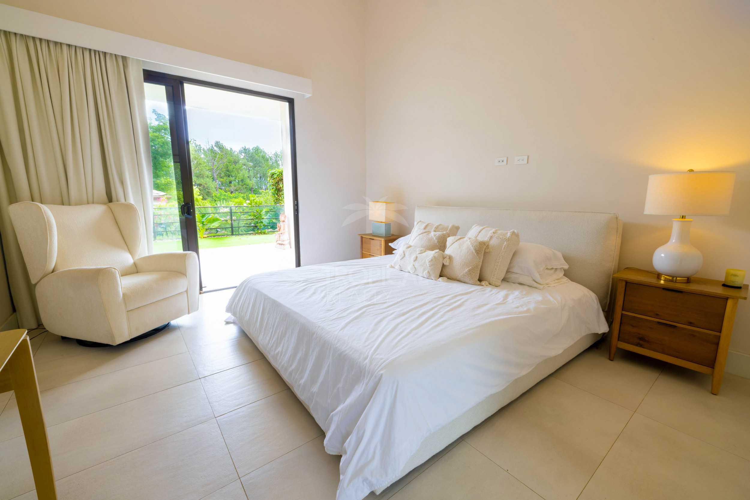 Luxury Residence for Sale in Hacienda Los Reyes – Contemporary Design, Guest Apartment & Exclusive Lifestyle