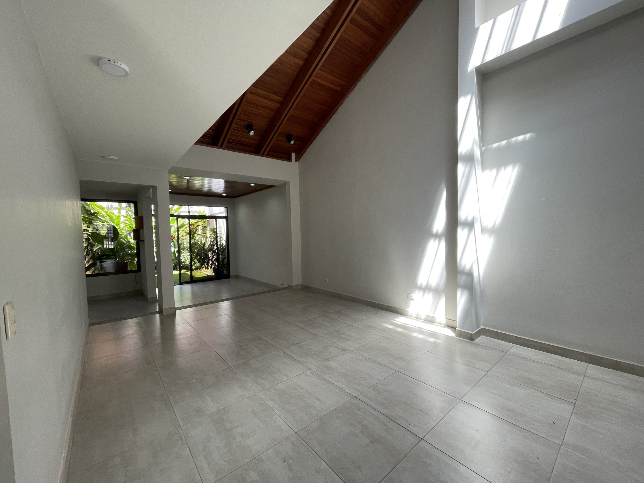Detached House in Escazú, Trejos Montealegre: For Sale or Rent