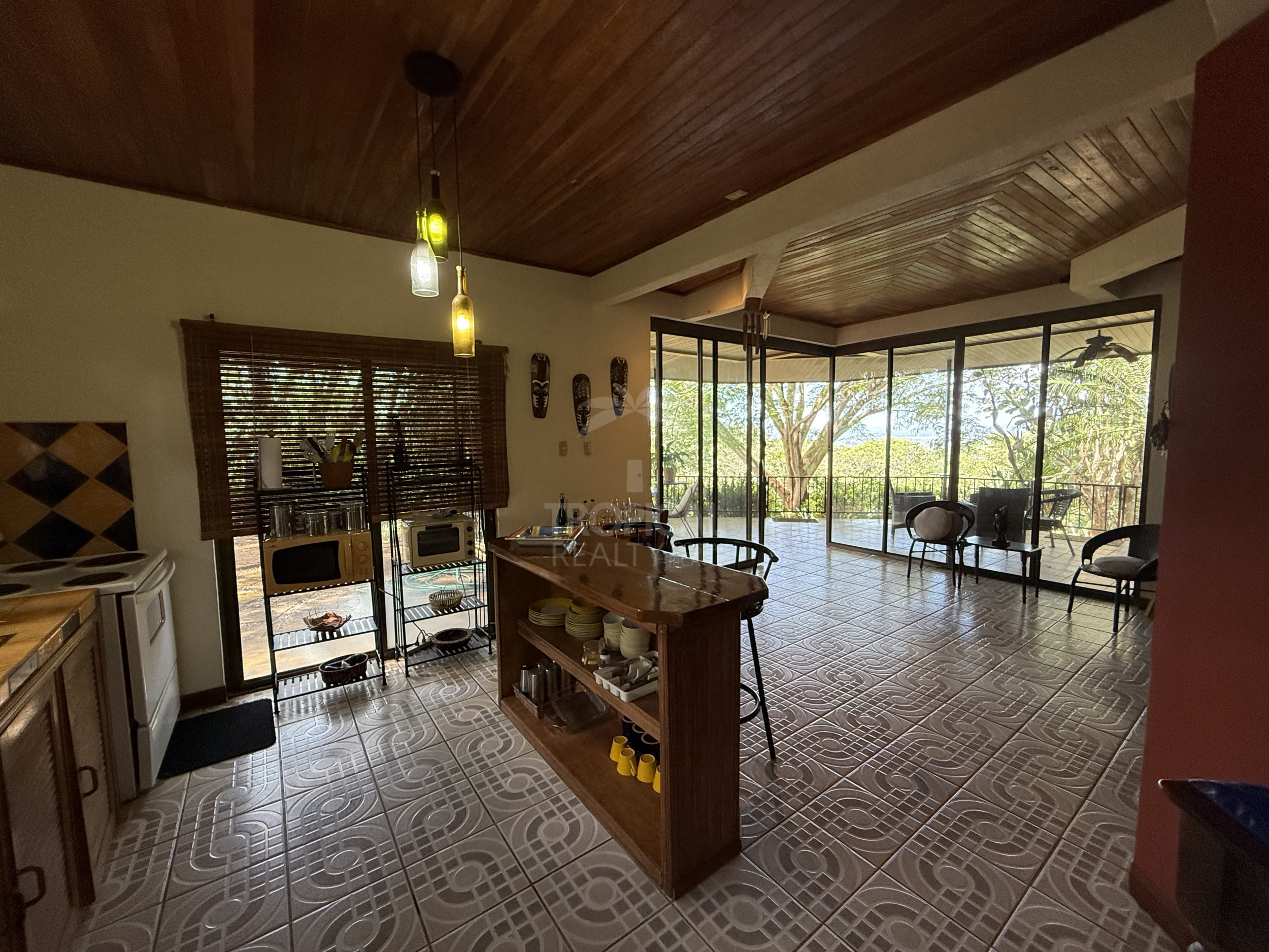 Property for sale with 3 houses and a cabin in Esparza!