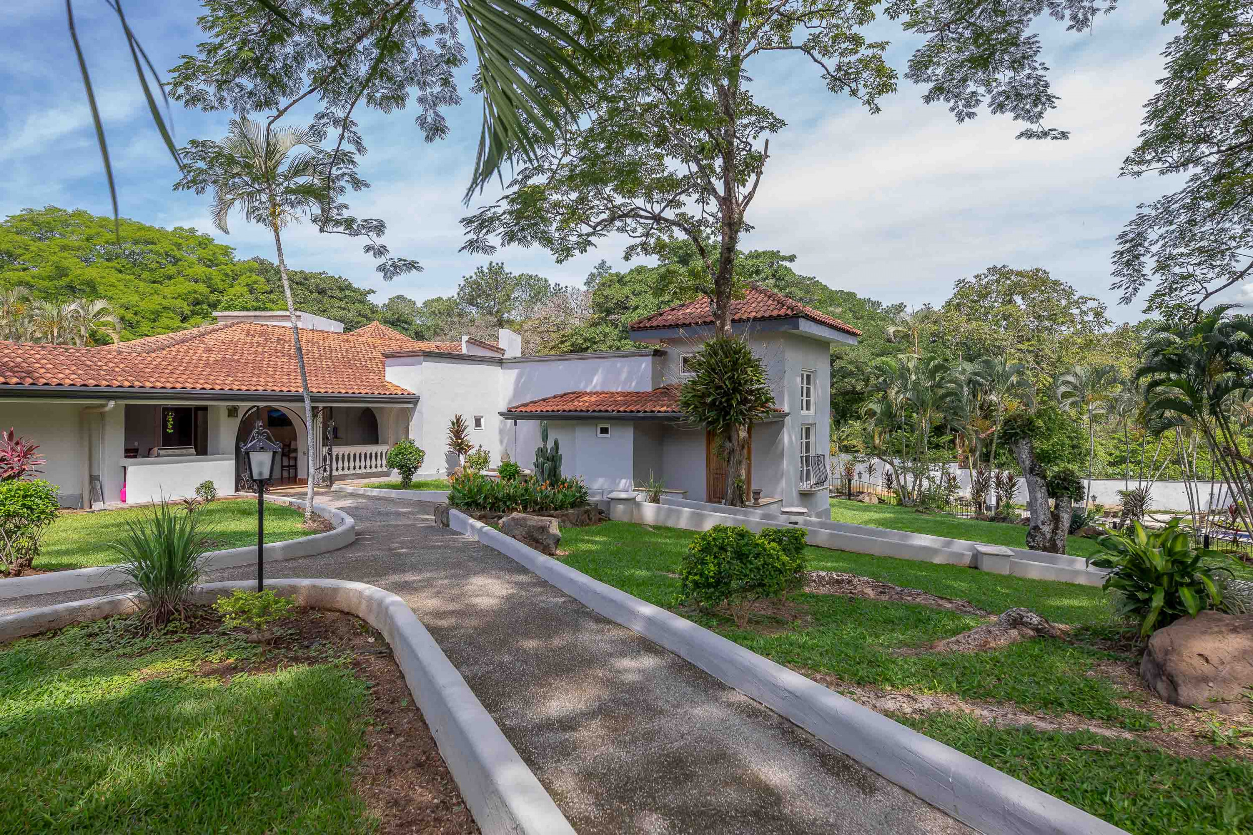 Resort-Style Luxury Villa in Turrucares, Alajuela: Your Dream Home Awaits!