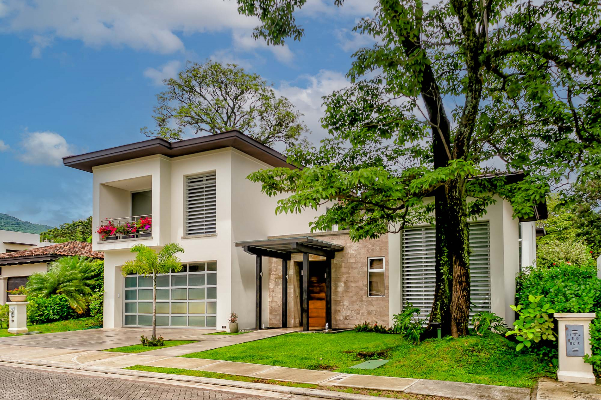 Luxurious Living: Casa Illuminata - Where Contemporary Elegance Meets Natural Splendor