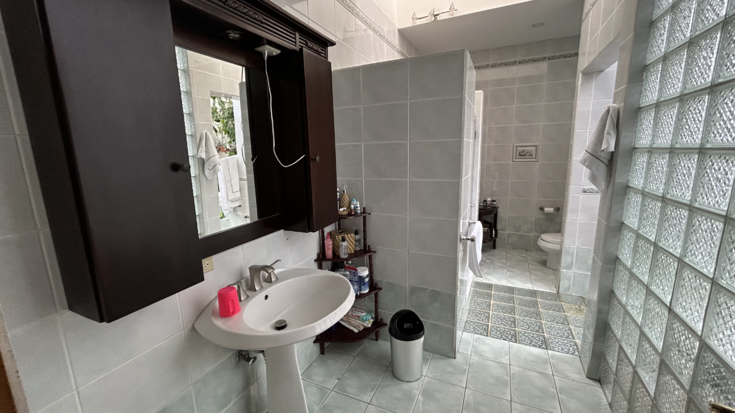 Home for Sale in Rohrmoser, Pavas – Spacious Layout & Private Terrace