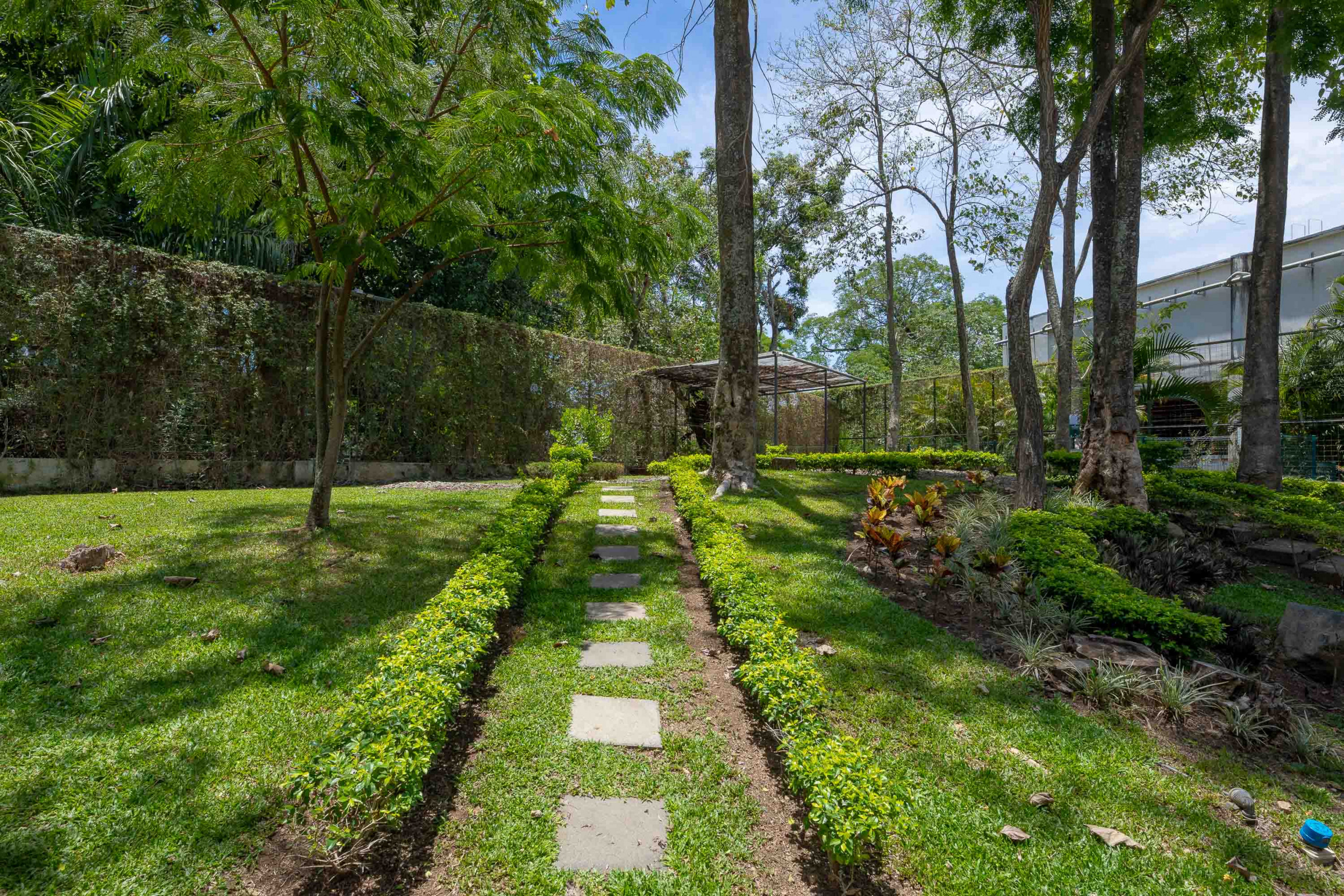 Modern Apartment with Private Garden in Arborea Flats, Santa Ana