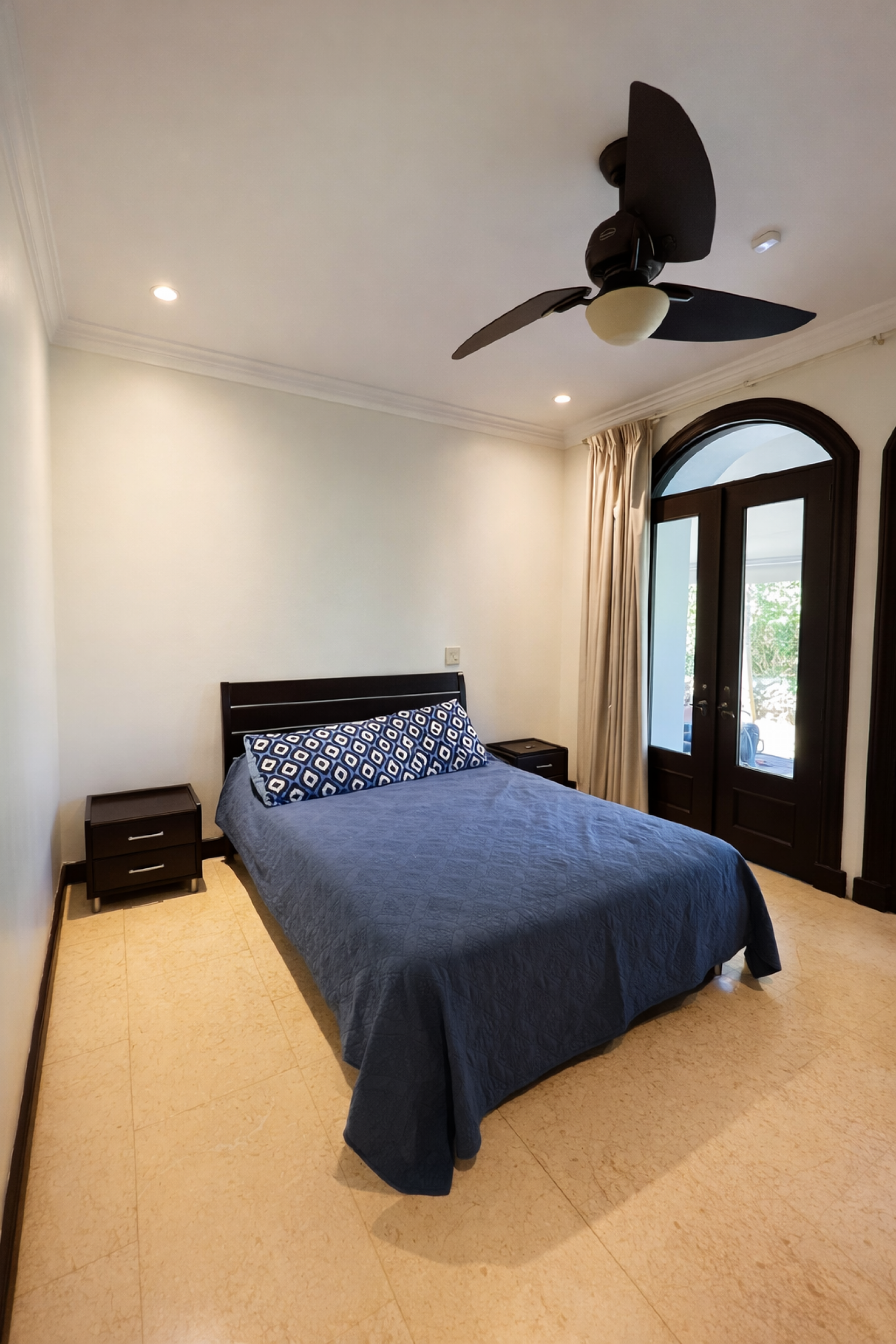 Tuscan-Style Luxury Residence for Sale – Pozos, Santa Ana