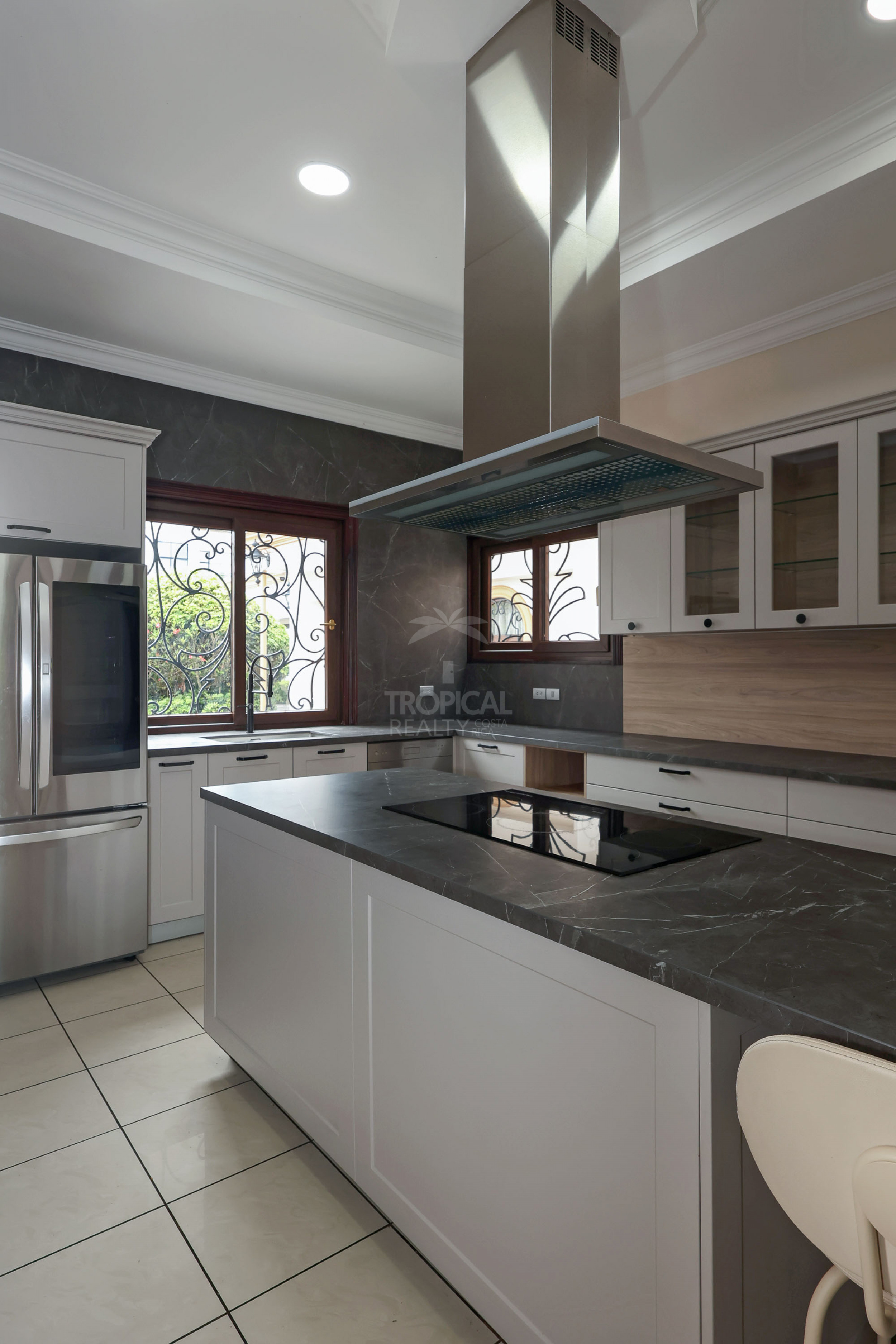 Luxury Home for Sale in Pinares de Curridabat – Modern Elegance Meets Timeless Comfort