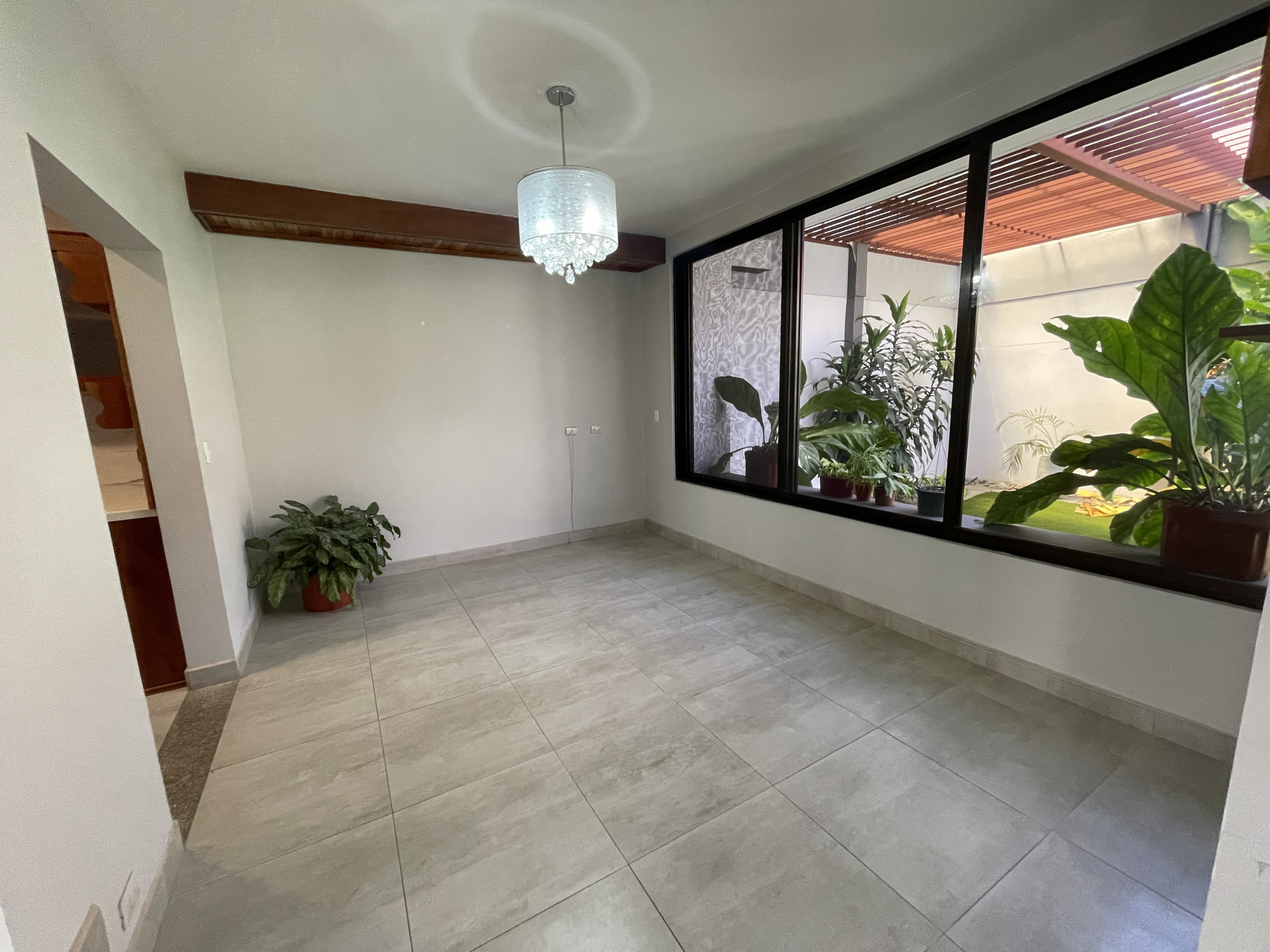 Detached House in Escazú, Trejos Montealegre: For Sale or Rent