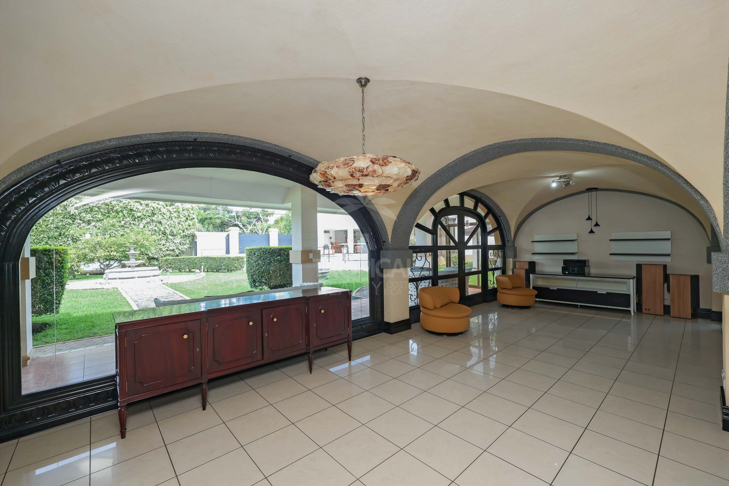 Luxury Home for Sale in Pinares de Curridabat – Modern Elegance Meets Timeless Comfort