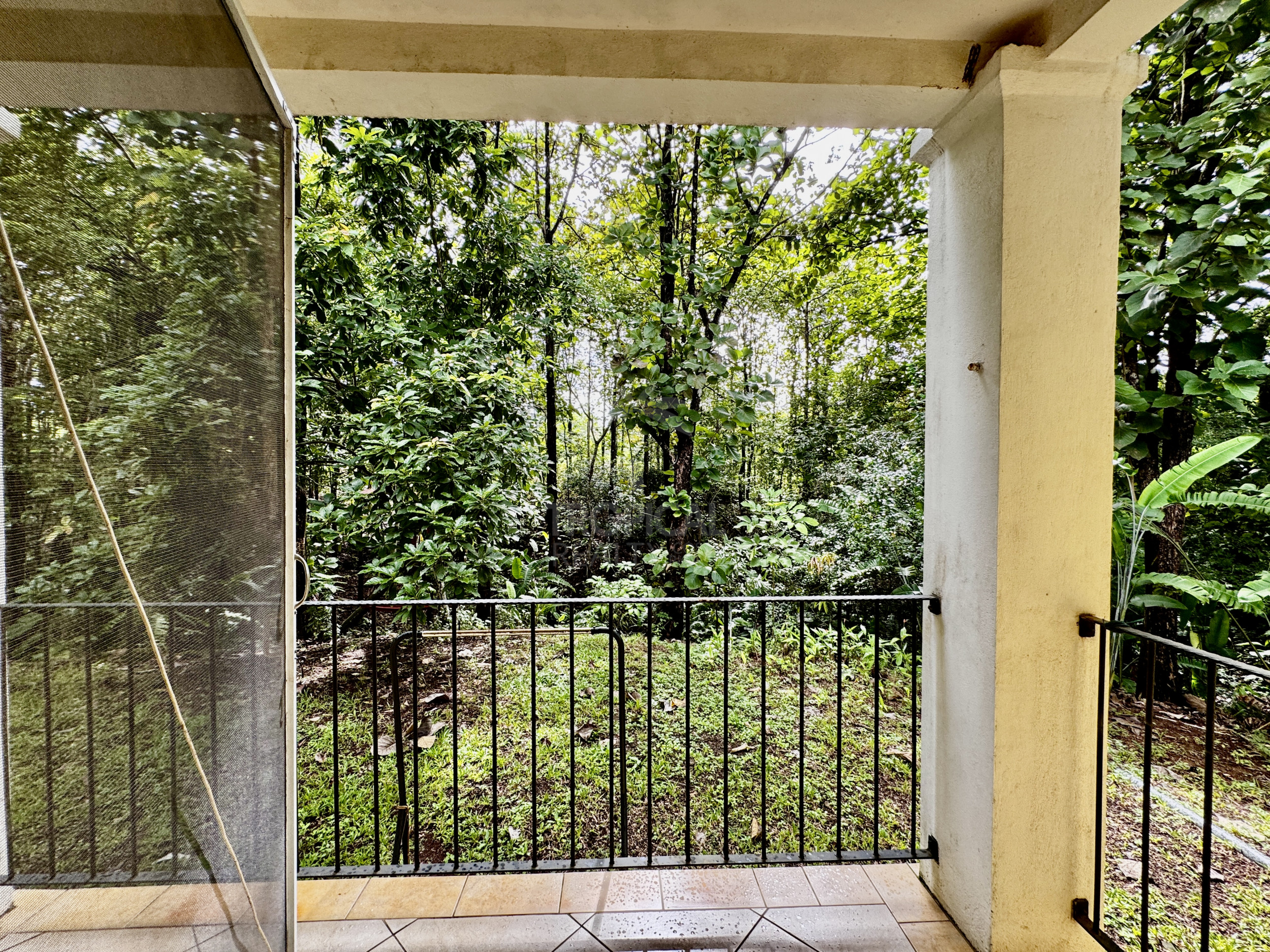 Apartamento en alquiler en Montezuma, tres habitaciones, su hogar frente al paraíso.