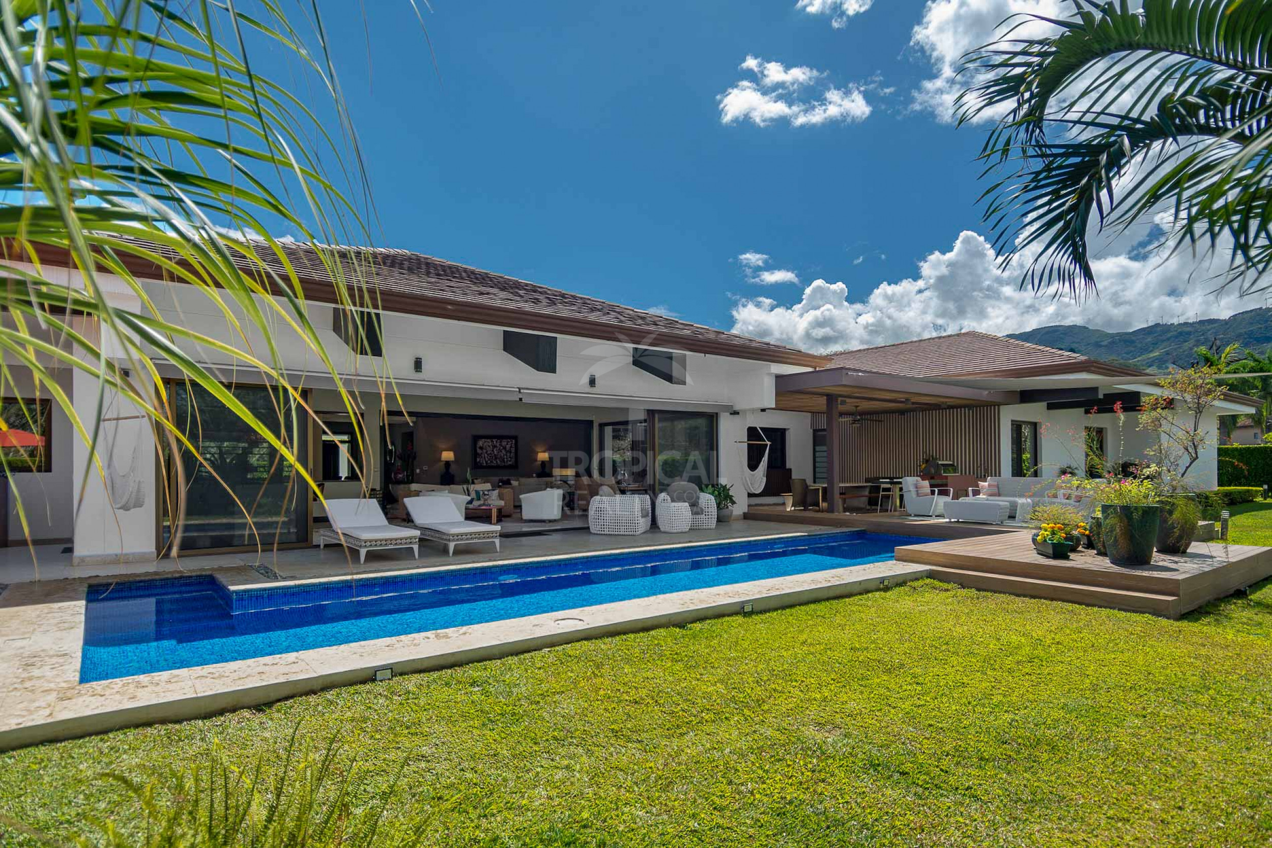 La Hacienda Cosmopolitan Chic – Exclusive Single-Level Luxury Estate in Santa Ana