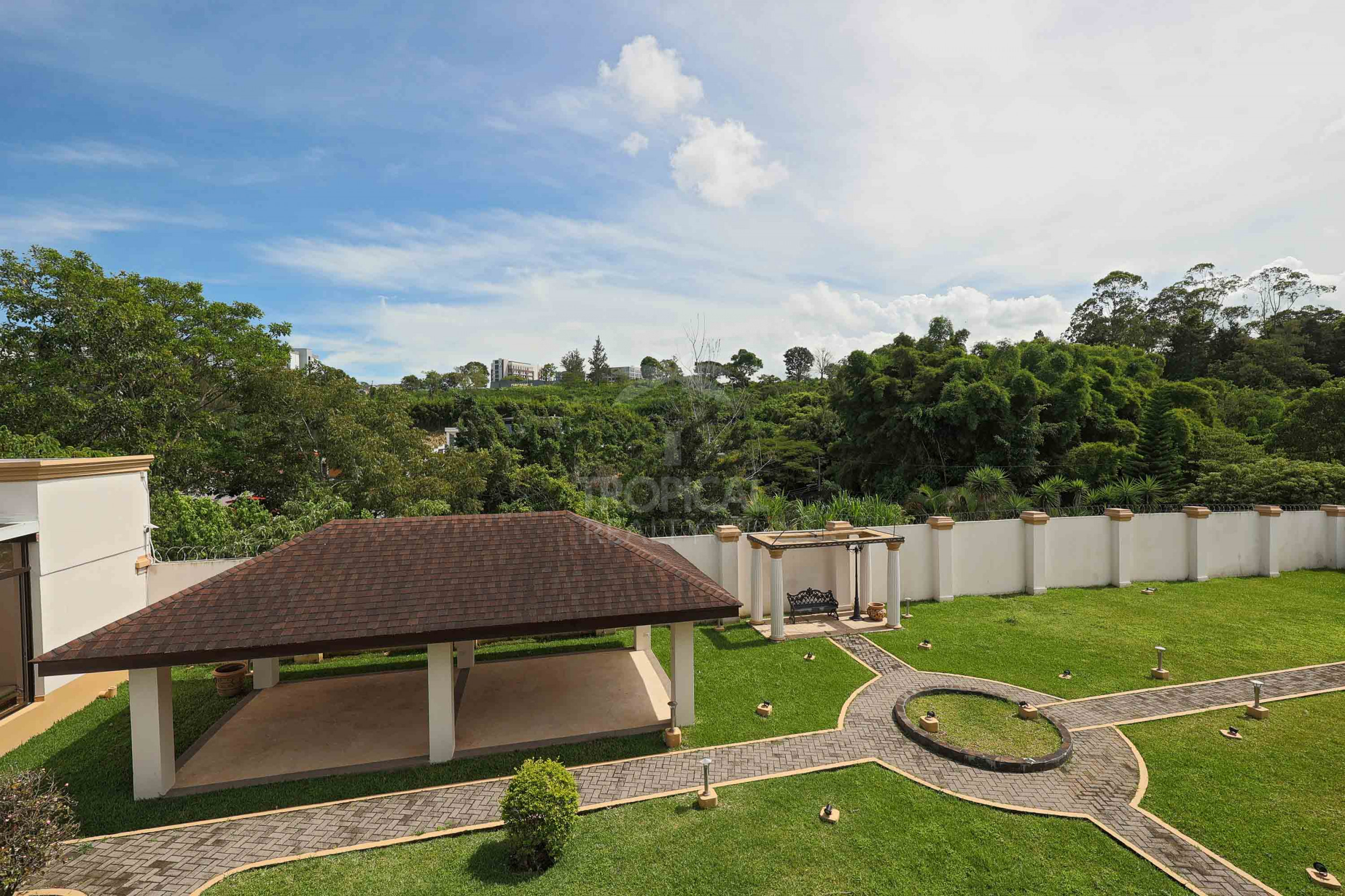 Luxury Home for Sale in Pinares de Curridabat – Modern Elegance Meets Timeless Comfort