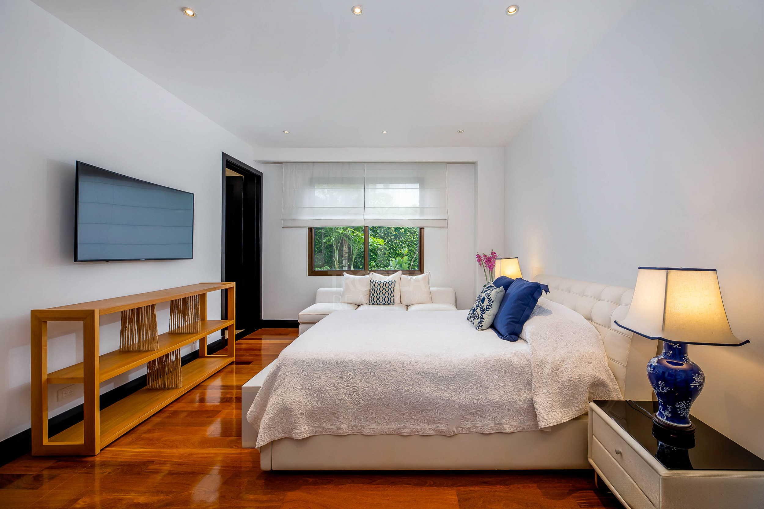 La Hacienda Cosmopolitan Chic – Exclusive Single-Level Luxury Estate in Santa Ana