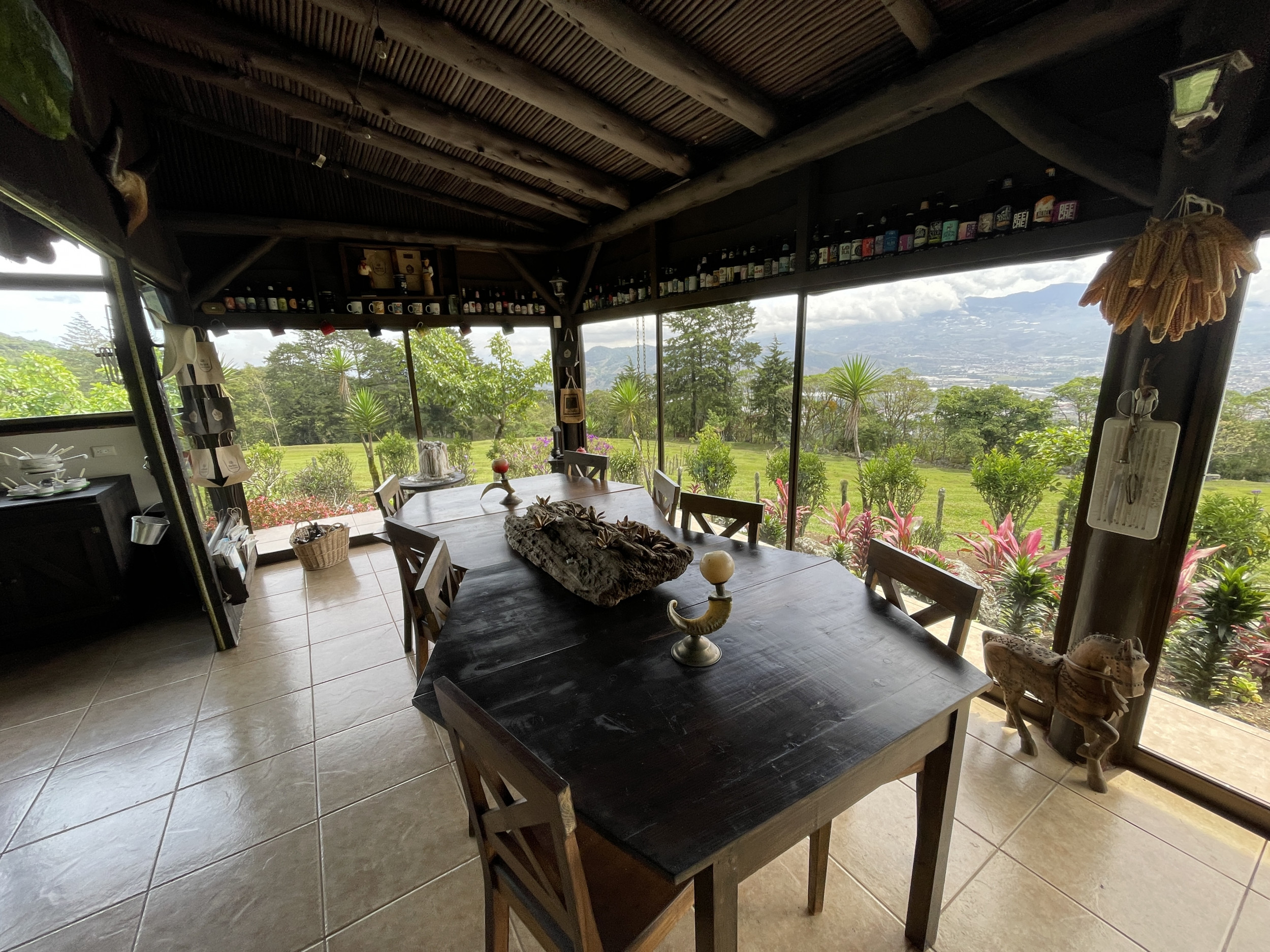 Charming Coffee Retreat Home with Stunning Views and Gourmet Coffee Plantations