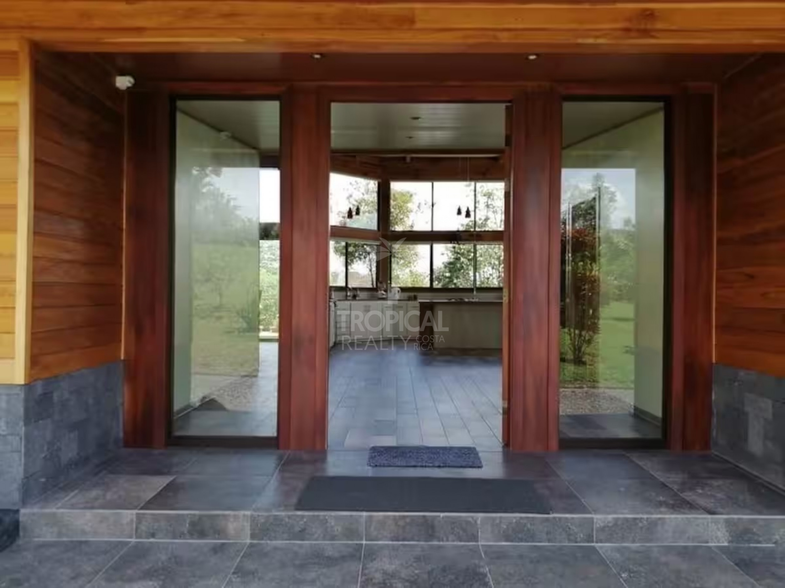 Own a Slice of Paradise in La Fortuna Arenal – Perfect for Living or Investing!