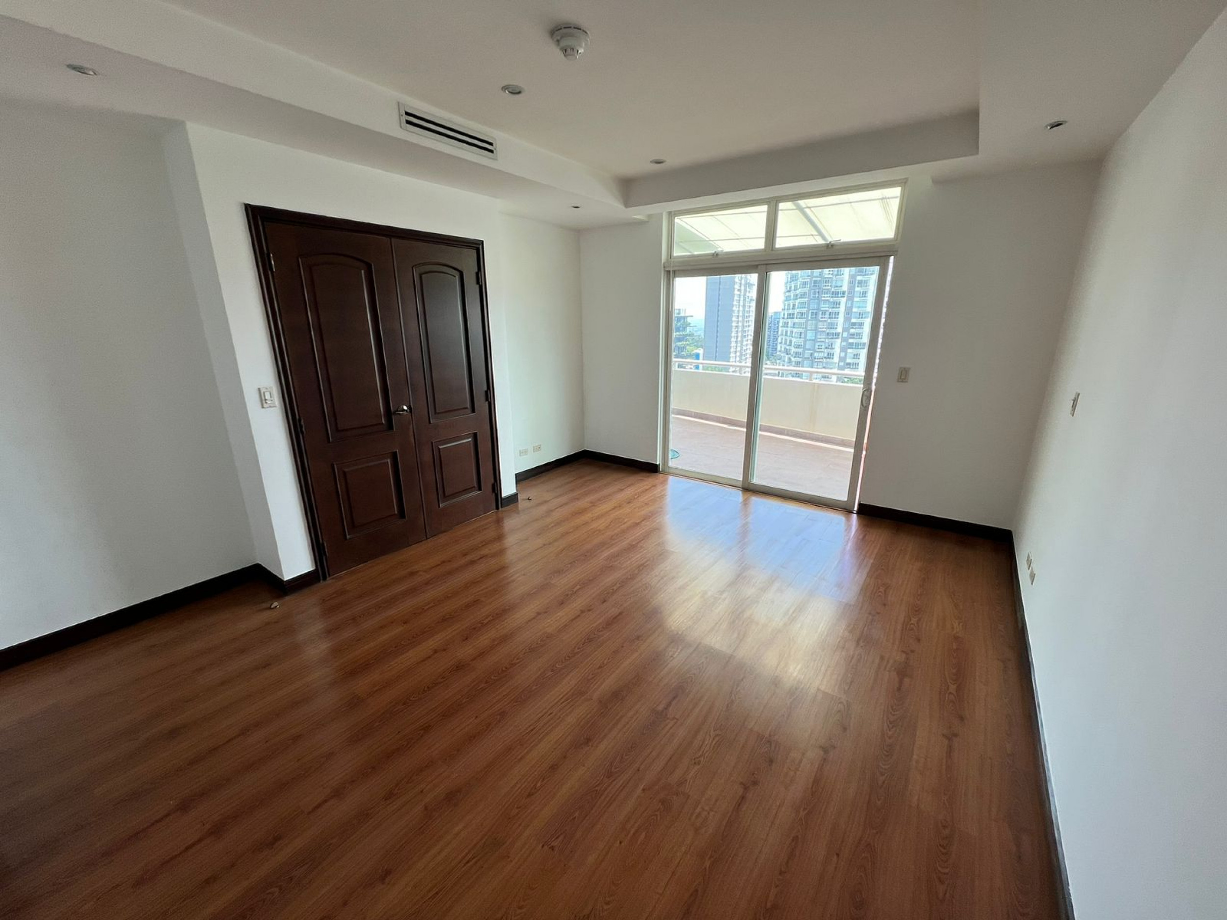 Penthouse Exclusivo en Torre Nunciatura: Elegancia y Funcionalidad SOLD