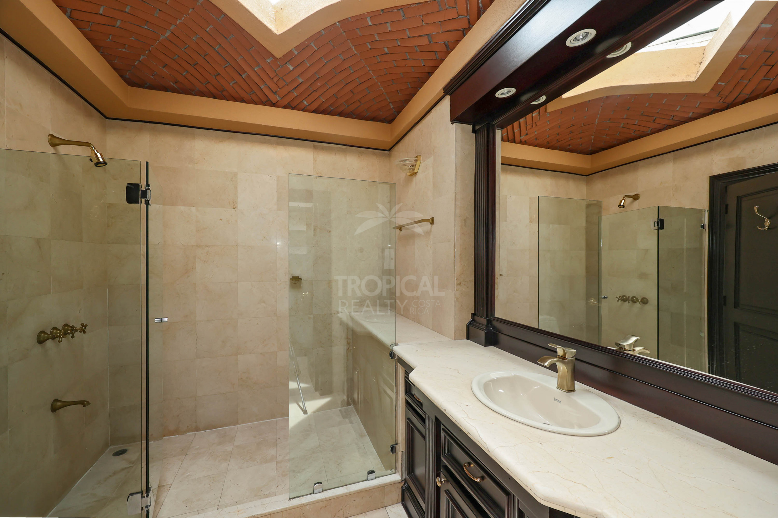 Luxury Home for Sale in Pinares de Curridabat – Modern Elegance Meets Timeless Comfort