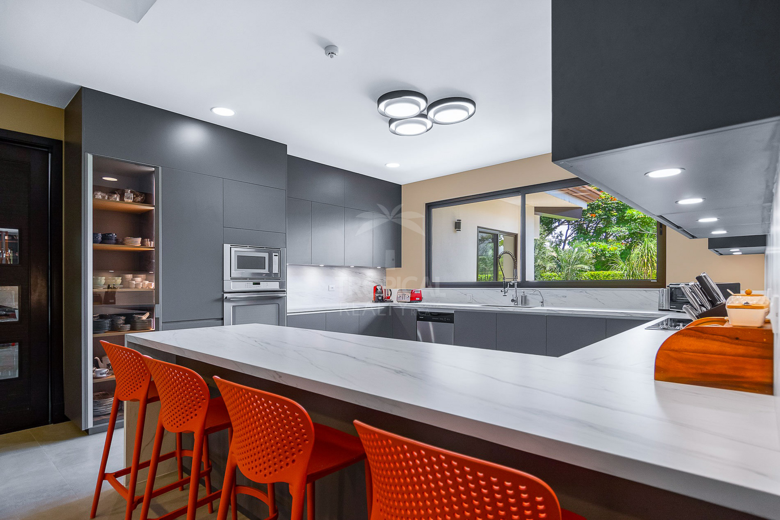 La Hacienda Cosmopolitan Chic – Exclusive Single-Level Luxury Estate in Santa Ana