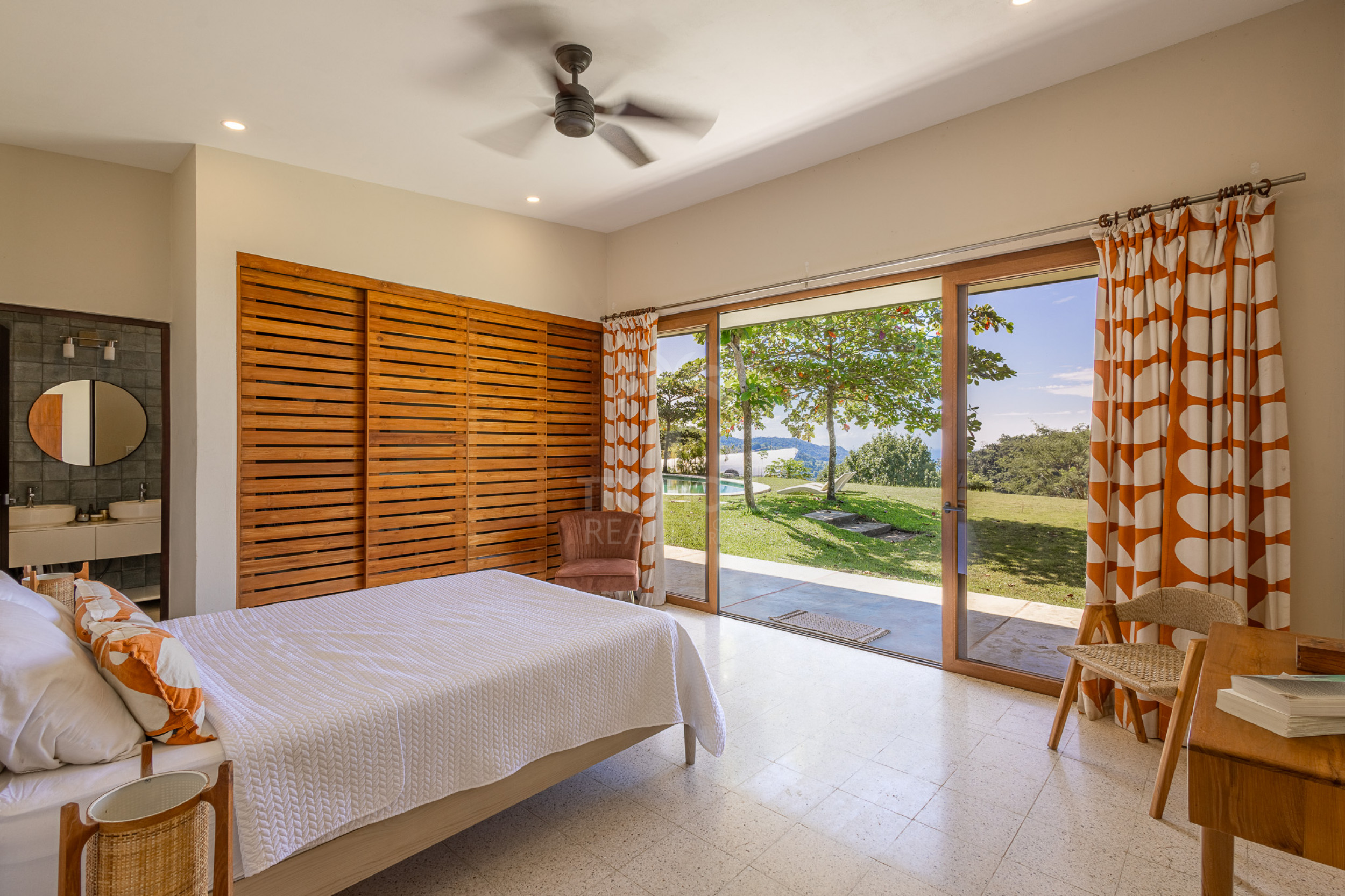 Villa de lujo con vista al mar en condominio cerrado – 3 habitaciones / 3.5 baños, piscina y lote de 5.000 m²