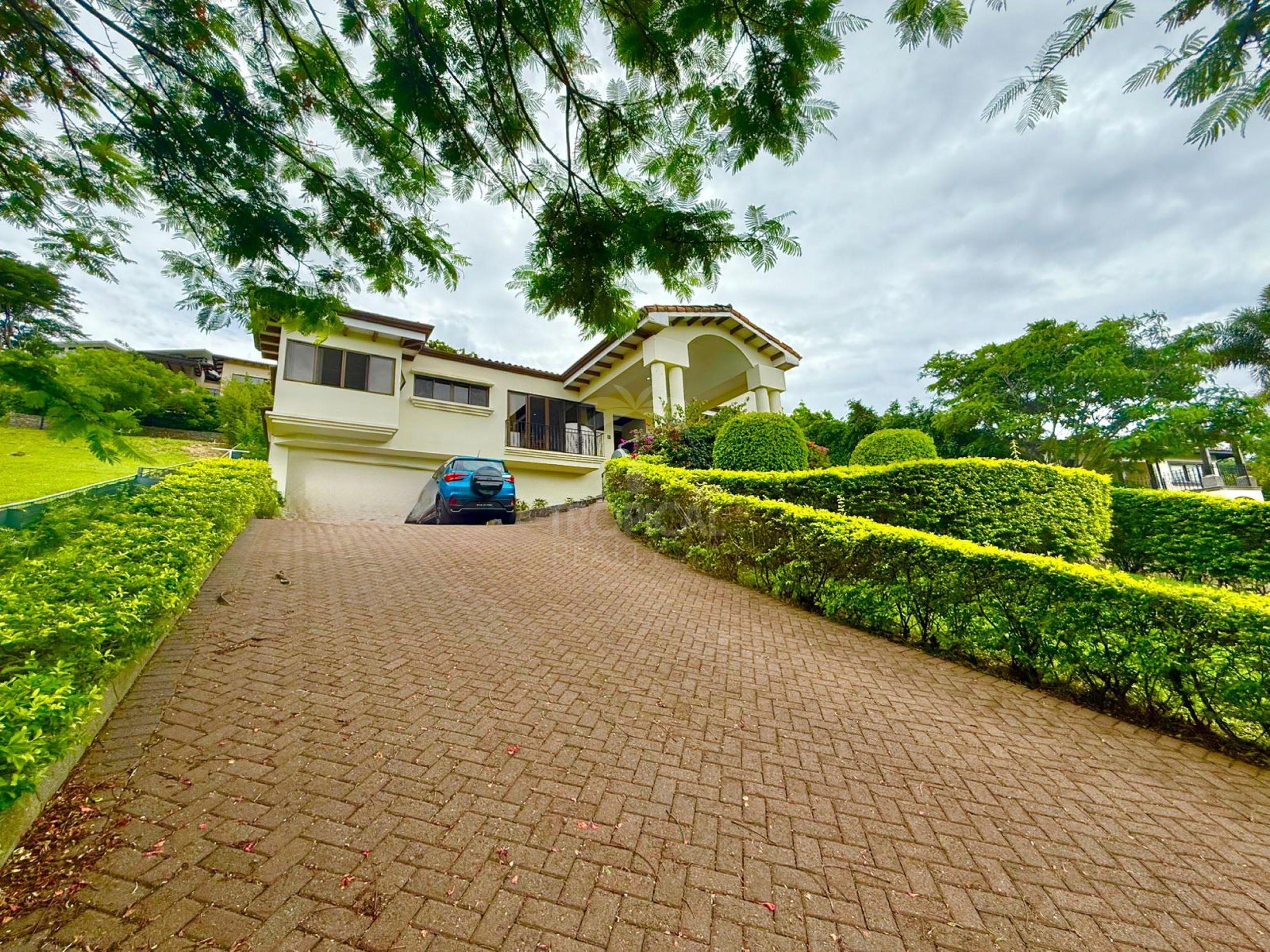 Luxury One-Story Home in Gated Community Near Multiplaza – 4 Bedrooms, Private Pool & 1,400 m² Lot