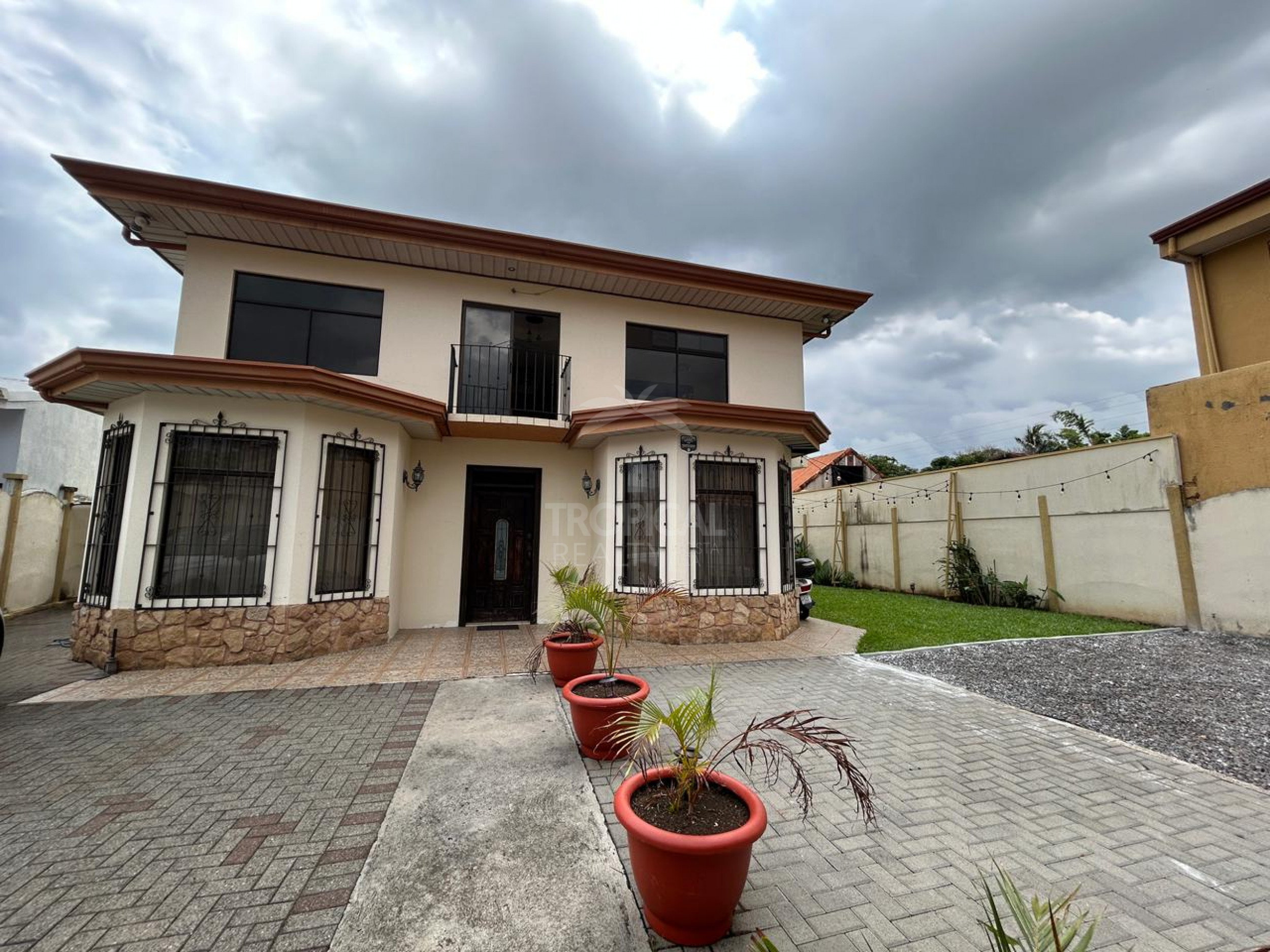 For Sale: Property with Two Independent Apartments – Pozos, Santa Ana