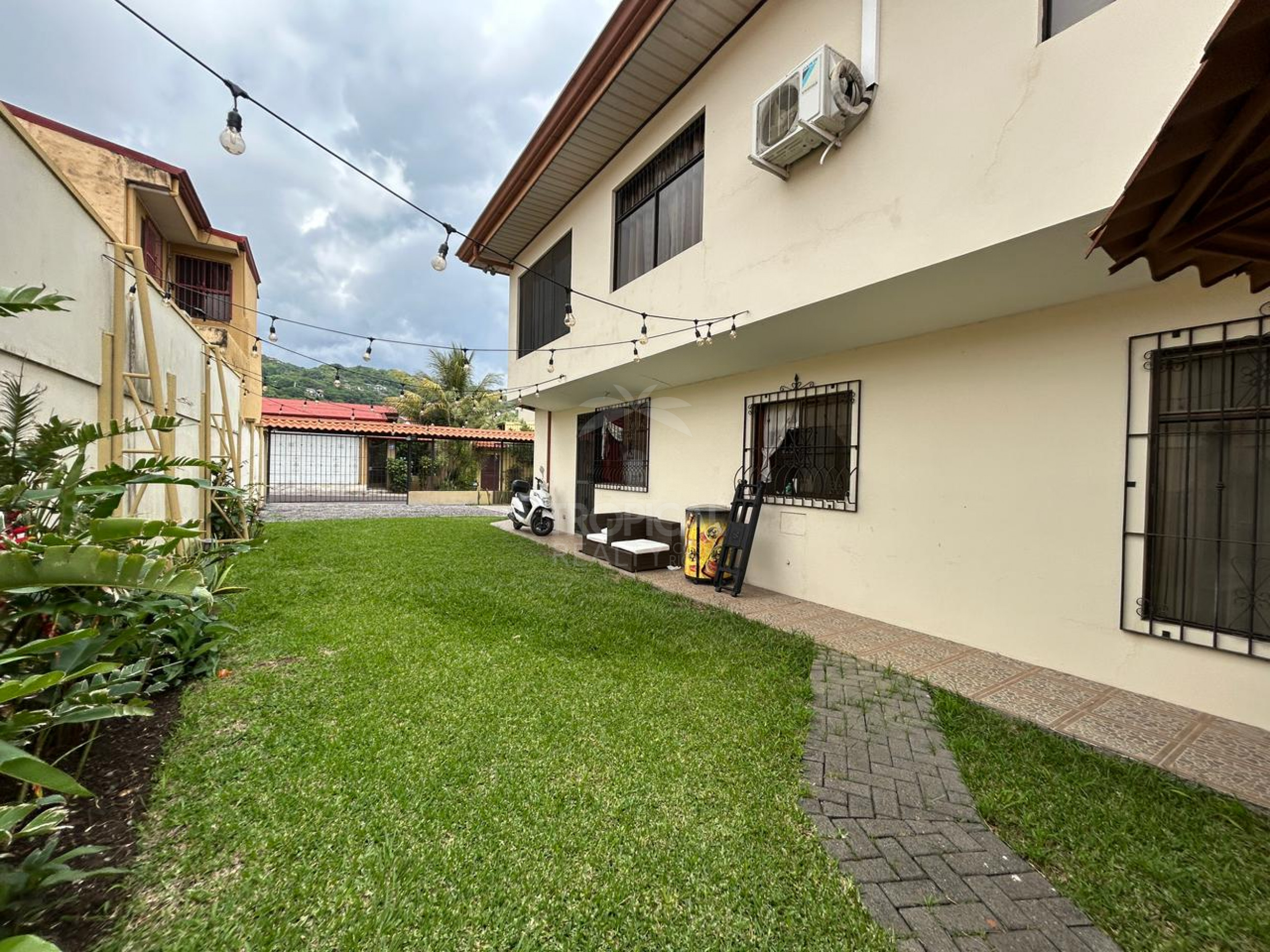 For Sale: Property with Two Independent Apartments – Pozos, Santa Ana