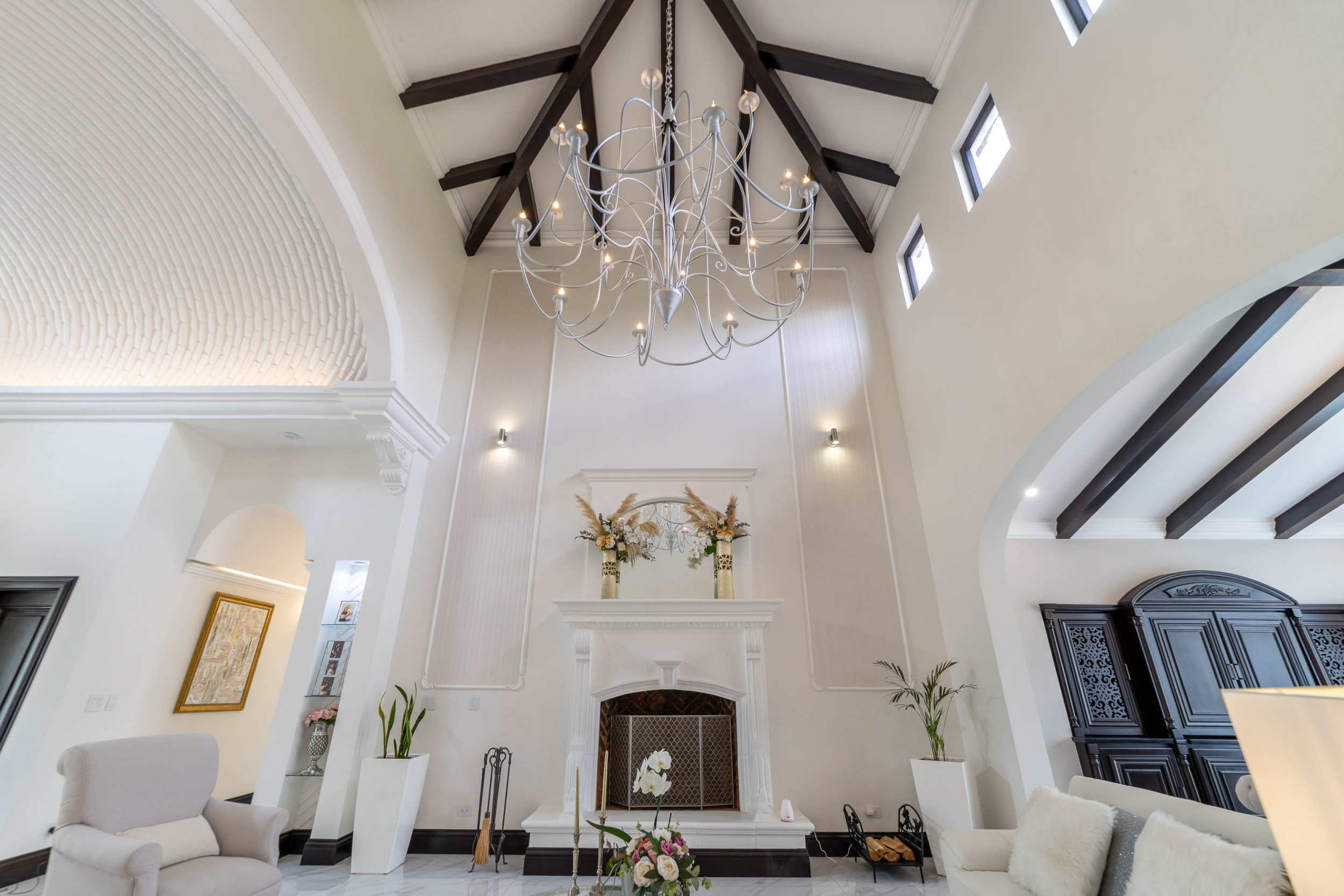 Monteran Luxury Estate: Exquisite 3-Bedroom Residence SOLD