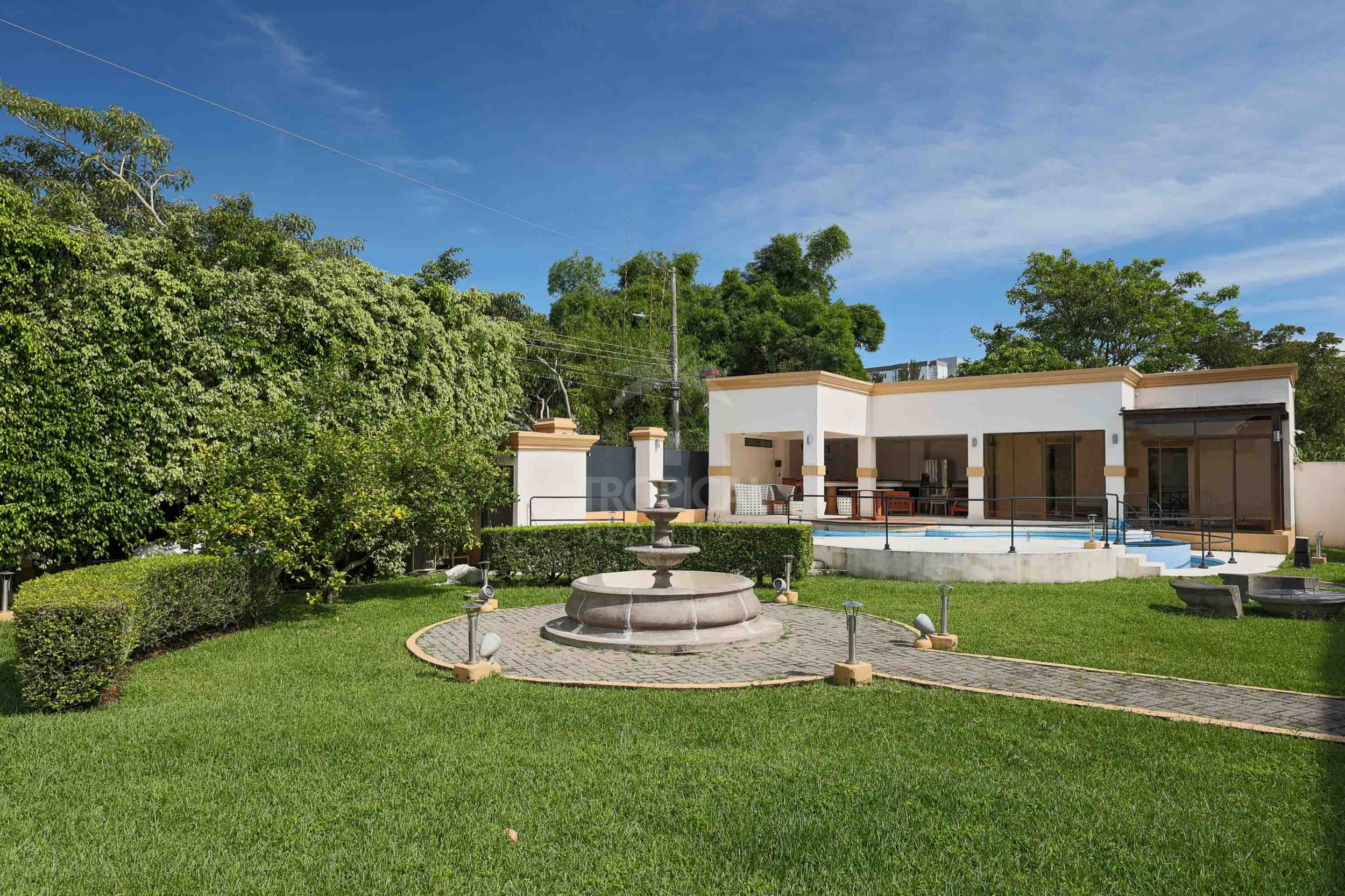 Luxury Home for Sale in Pinares de Curridabat – Modern Elegance Meets Timeless Comfort