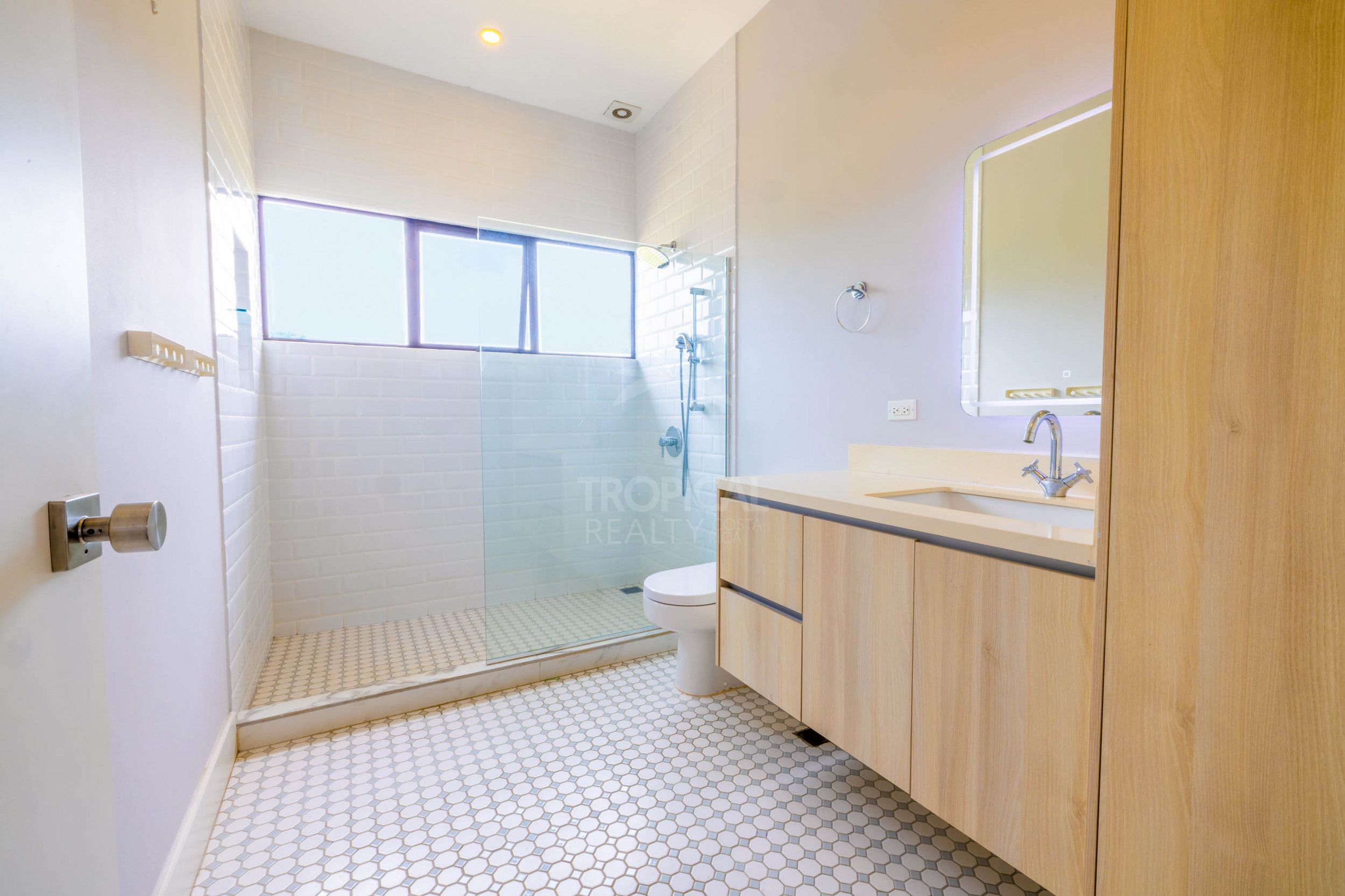 Luxury Residence for Sale in Hacienda Los Reyes – Contemporary Design, Guest Apartment & Exclusive Lifestyle