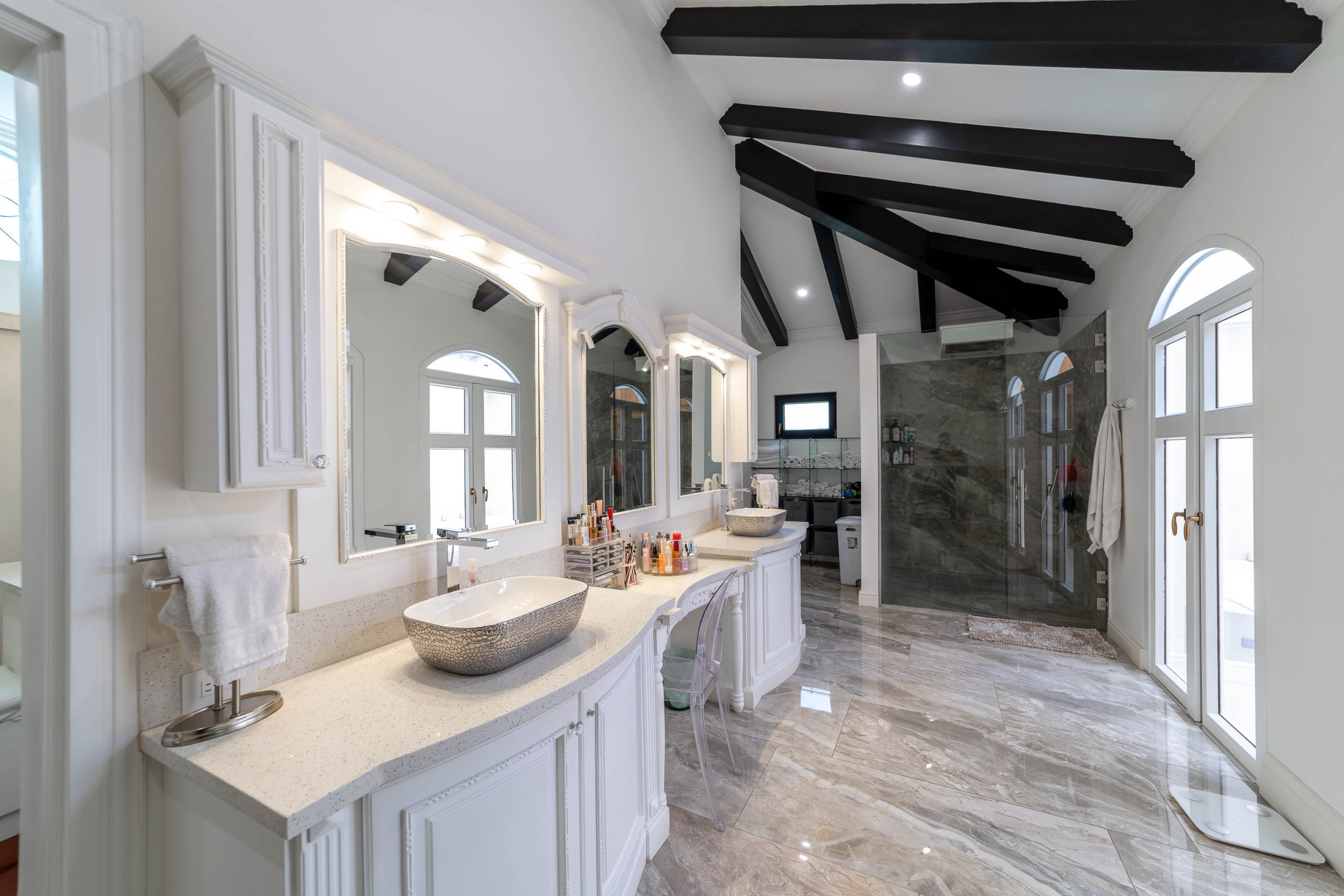 Monteran Luxury Estate: Exquisite 3-Bedroom Residence SOLD
