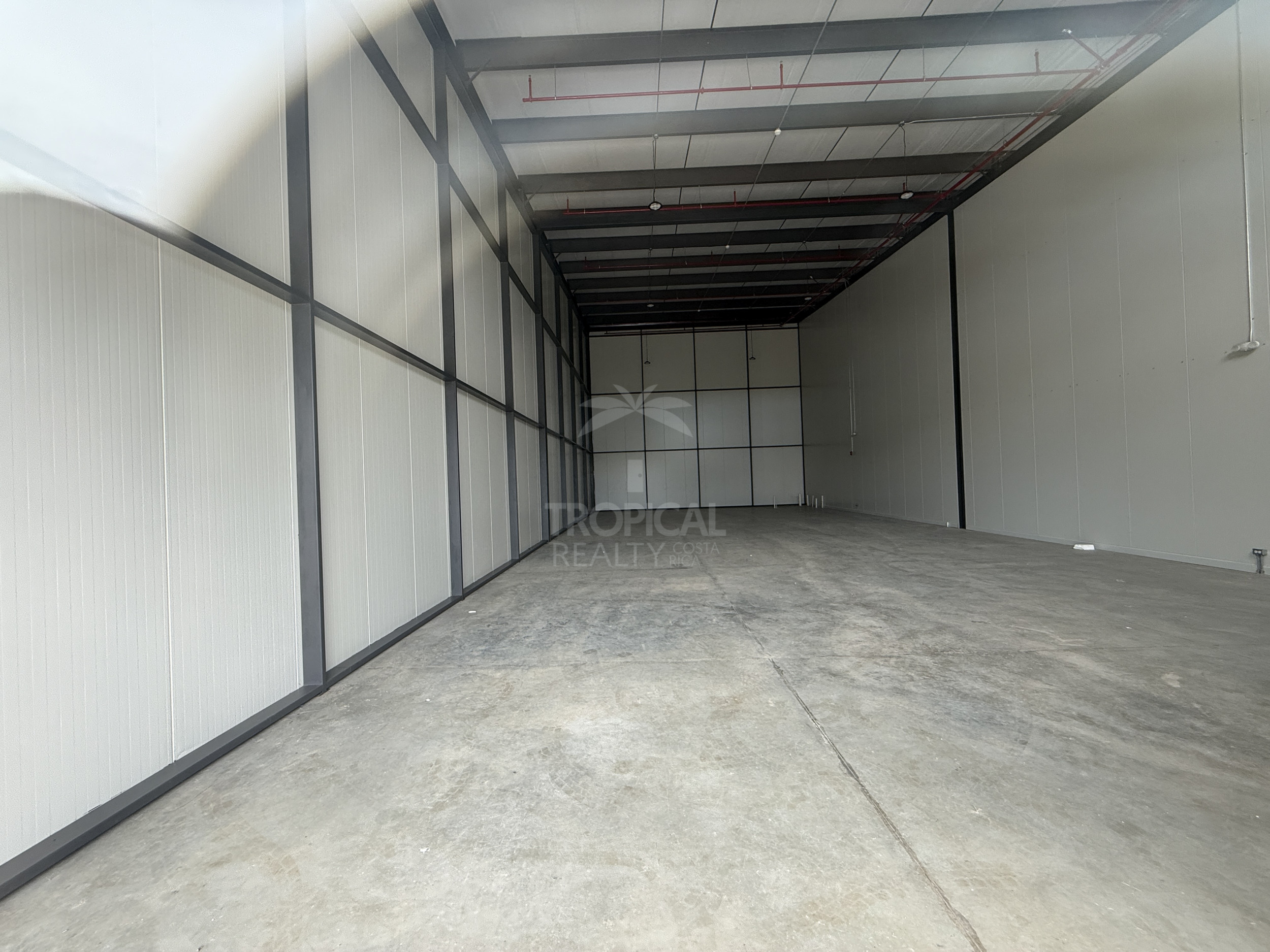 LiberiaStrategic Industrial Opportunity: High-Efficiency Office-Warehouse for rent in Solarium, Liberia