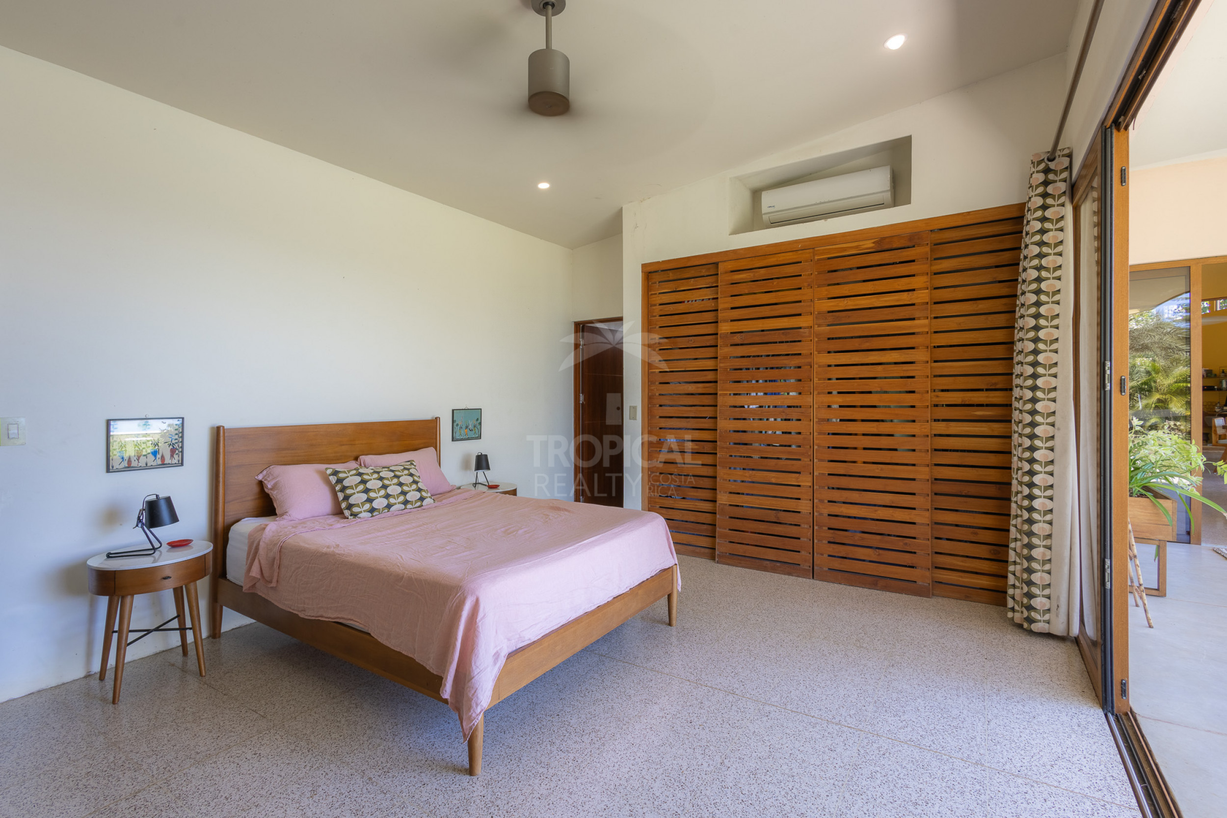 Villa de lujo con vista al mar en condominio cerrado – 3 habitaciones / 3.5 baños, piscina y lote de 5.000 m²