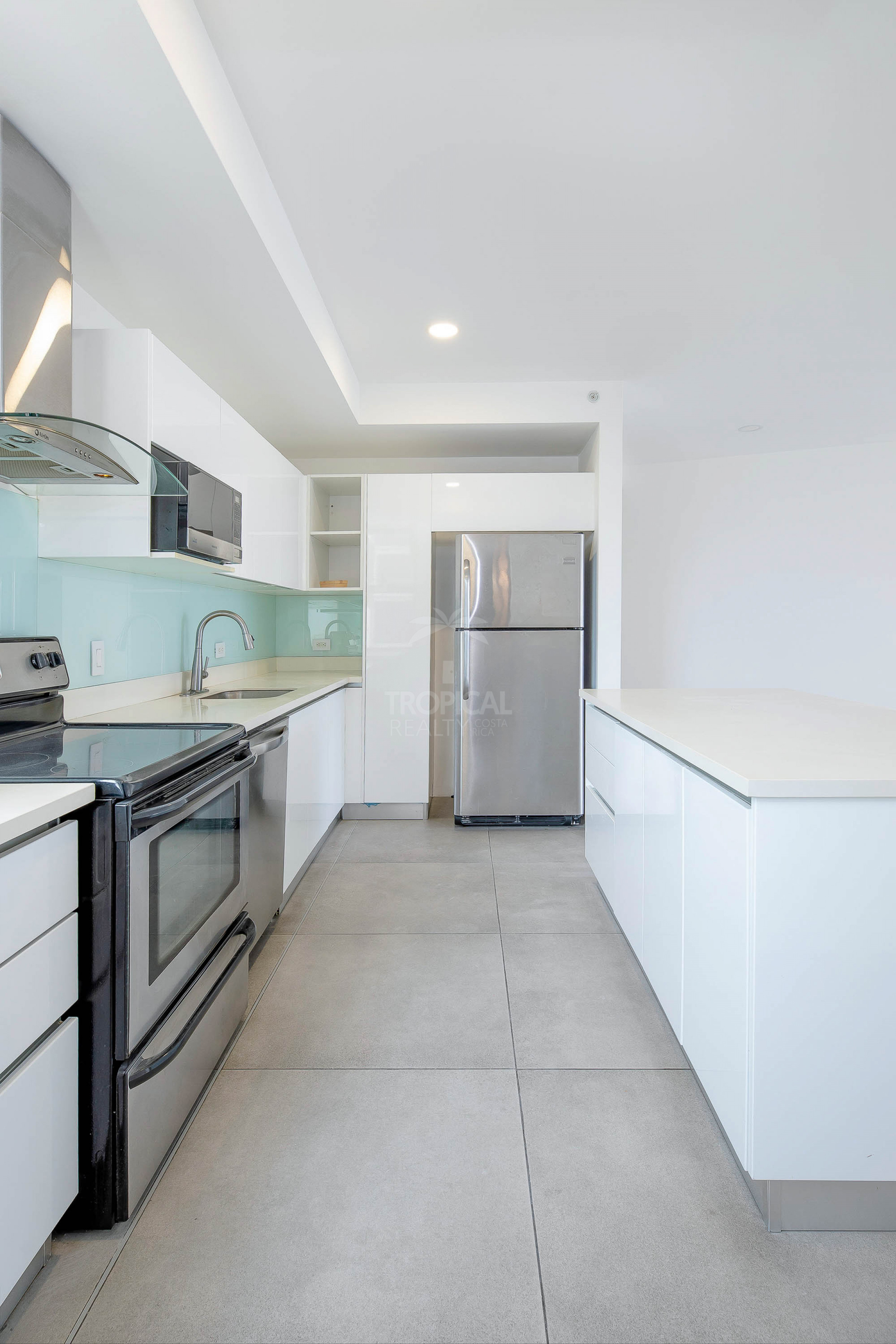 Luxury 10th Floor Condo with Panoramic Views in Nunciatura
