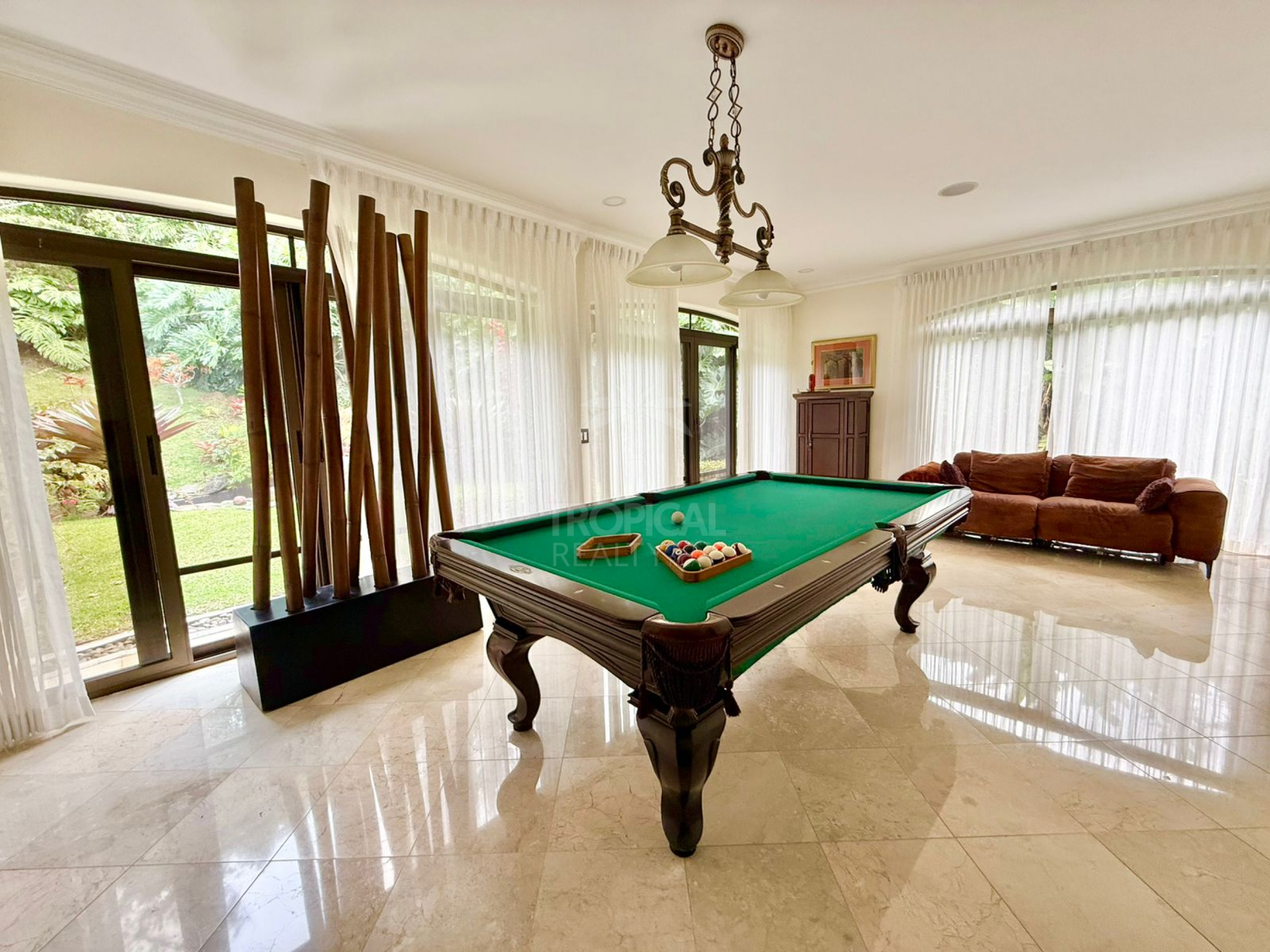 Luxury Single-Story Home in Monterán, Curridabat – 4 Bedrooms, Jacuzzi & 2,800 m² Lot