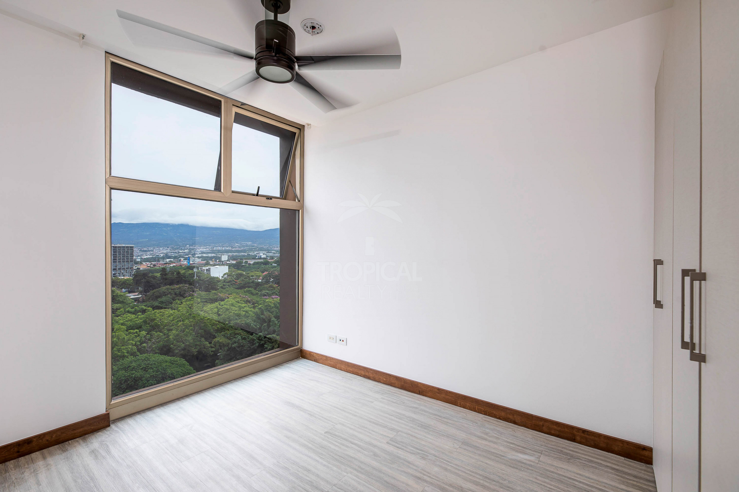 Luxury 10th Floor Condo with Panoramic Views in Nunciatura