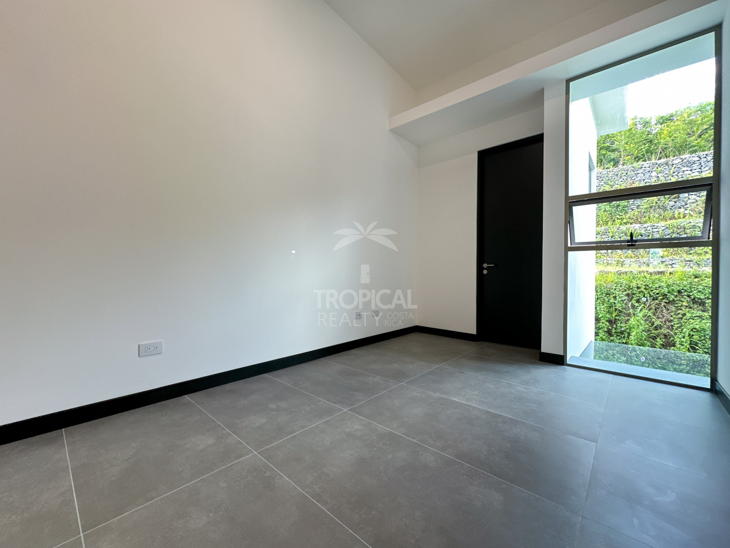 Discover your dream home in the prestigious Bonavista Condominium!
