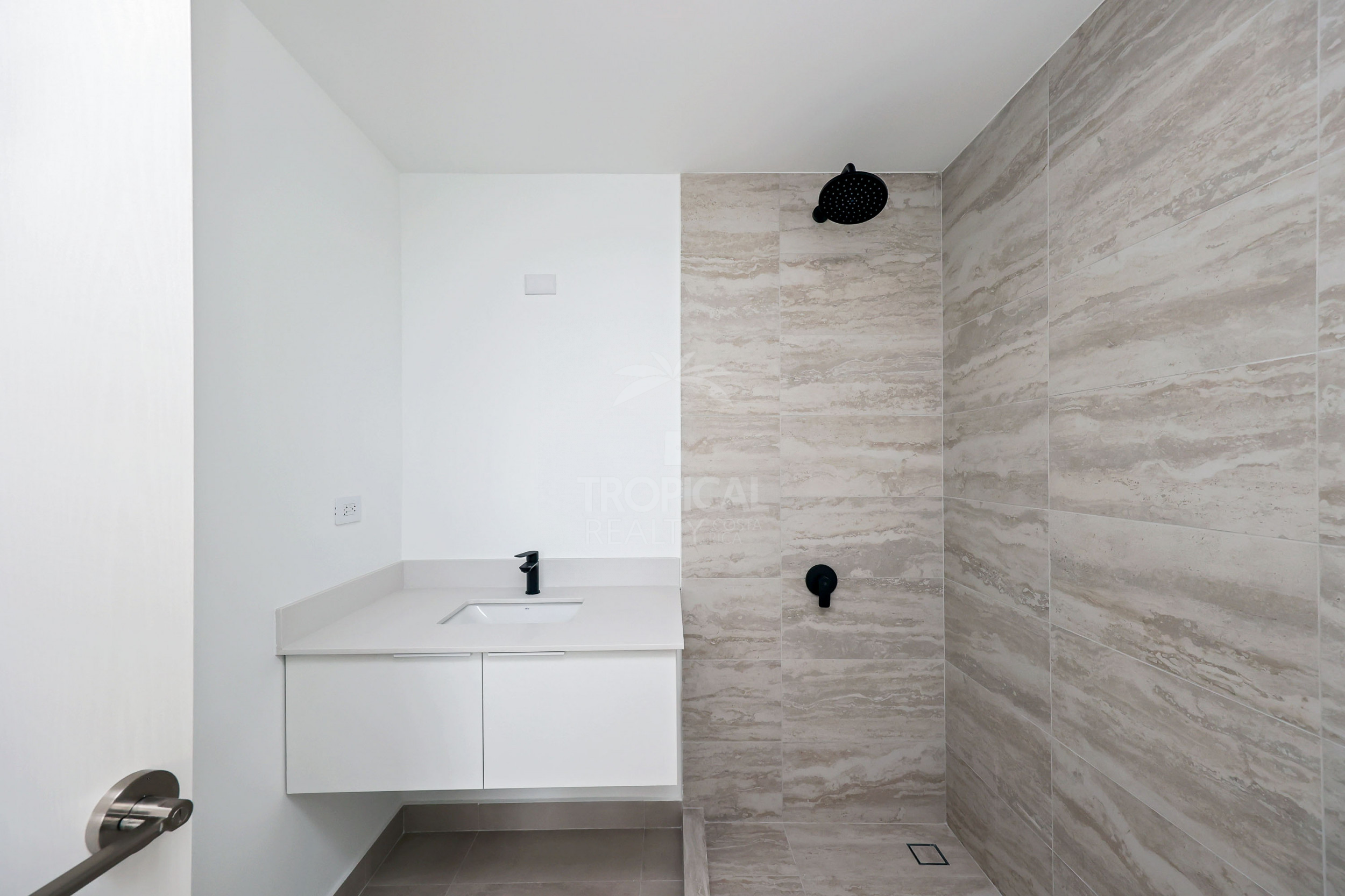 Contemporary City View Apartment – La Sabana, San José